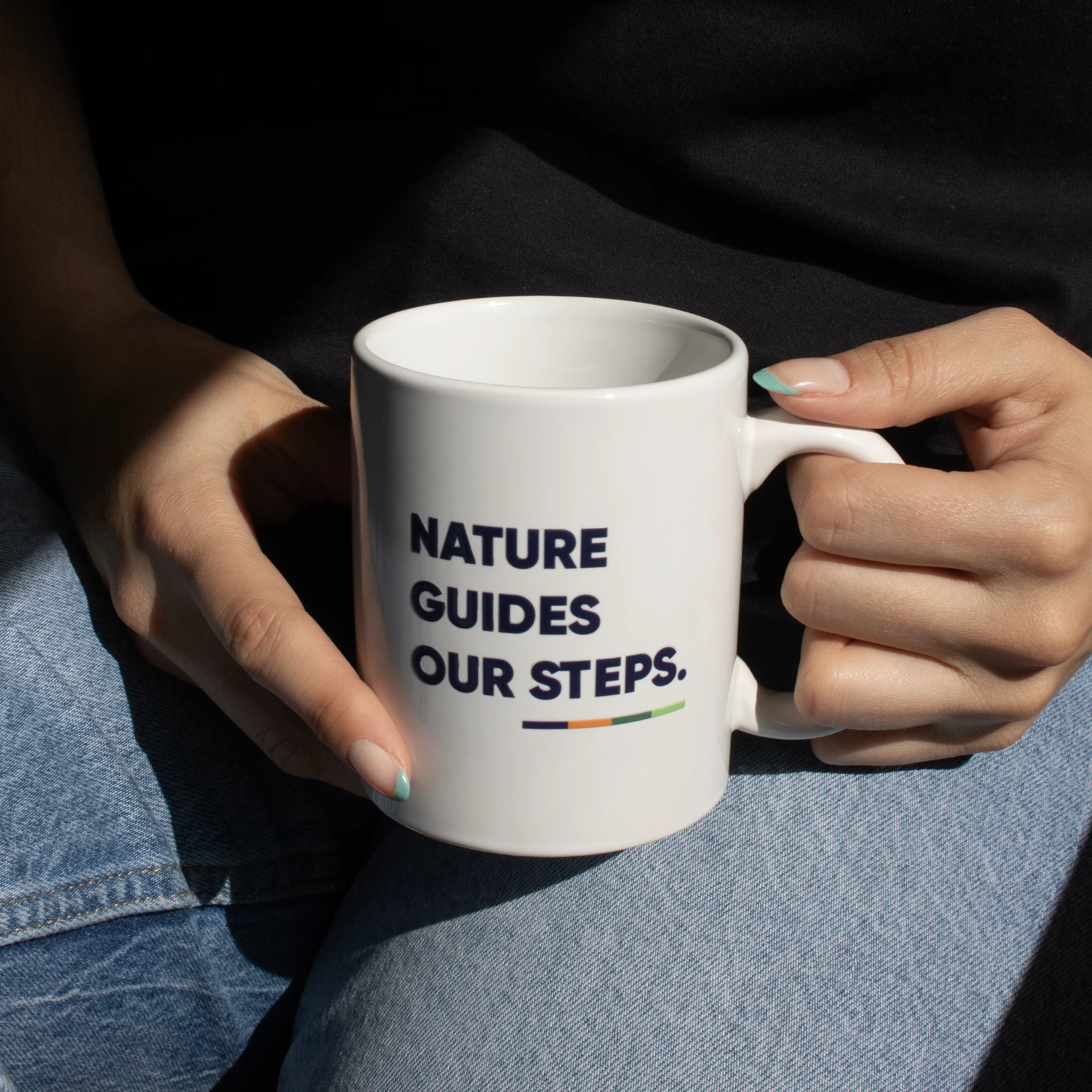 Taza Blanca para personalizar con logo azul mano modelo chica en vaqueros