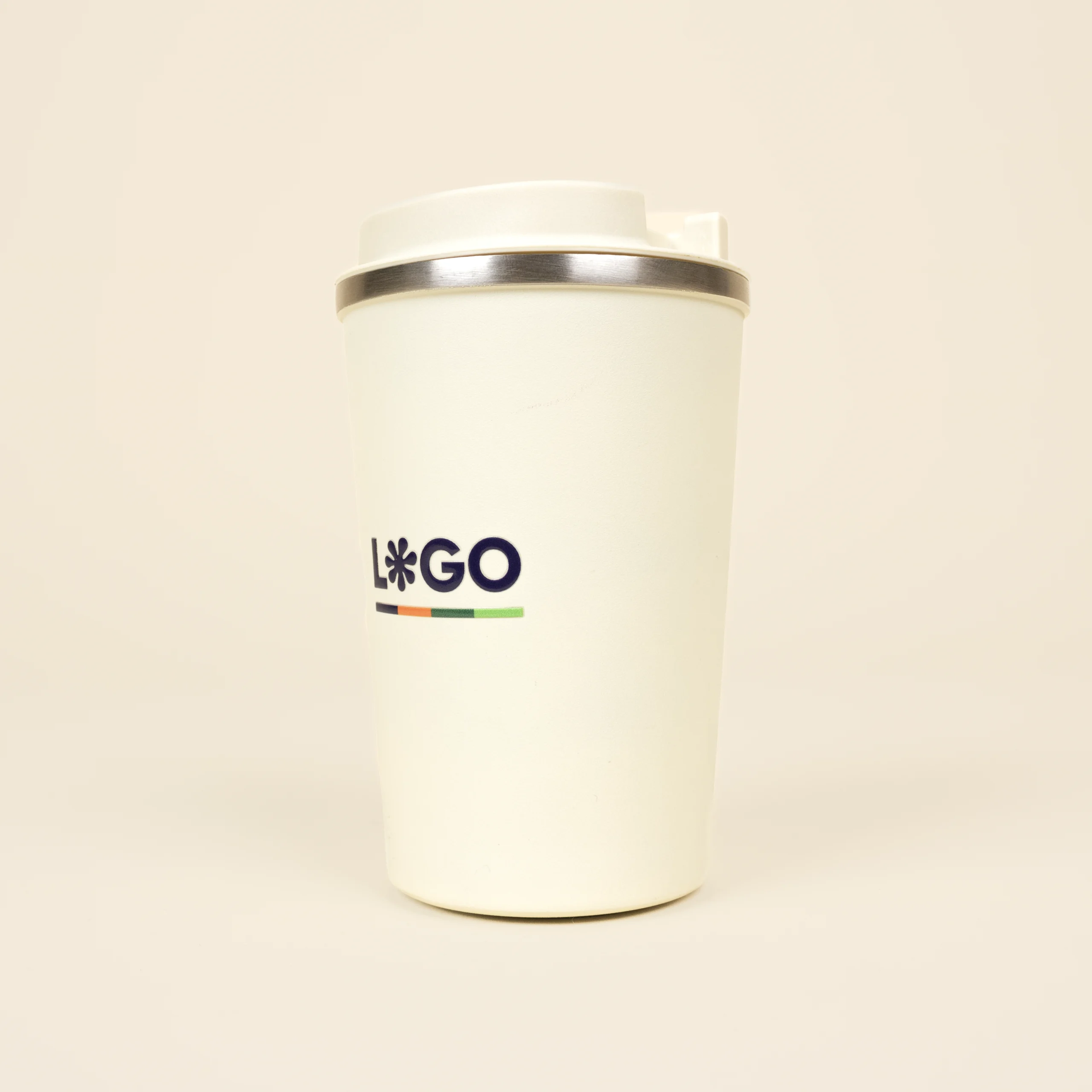 Taza térmica con tapa logo azul latera fondo beige