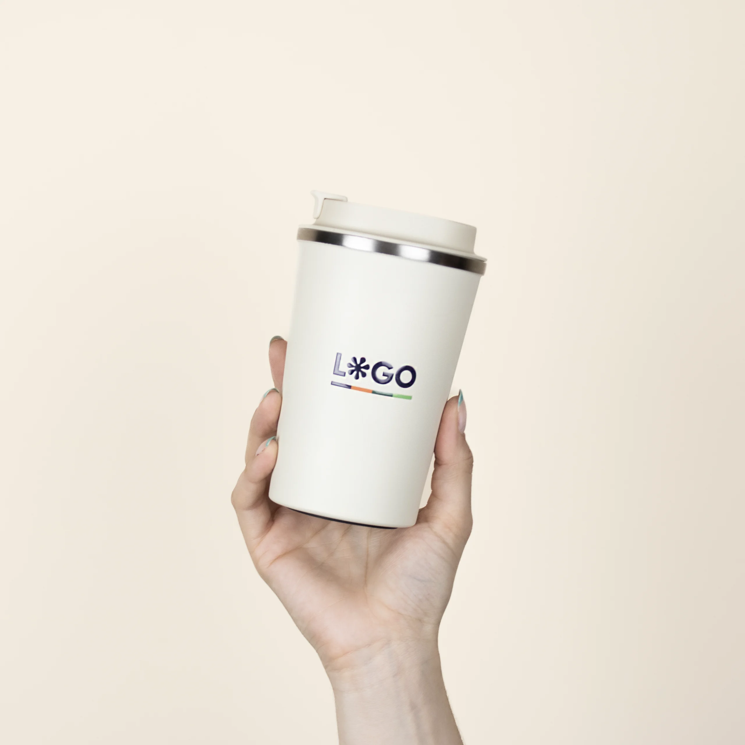 Taza térmica con tapa personalizada logo azul modelo mano fondo beige