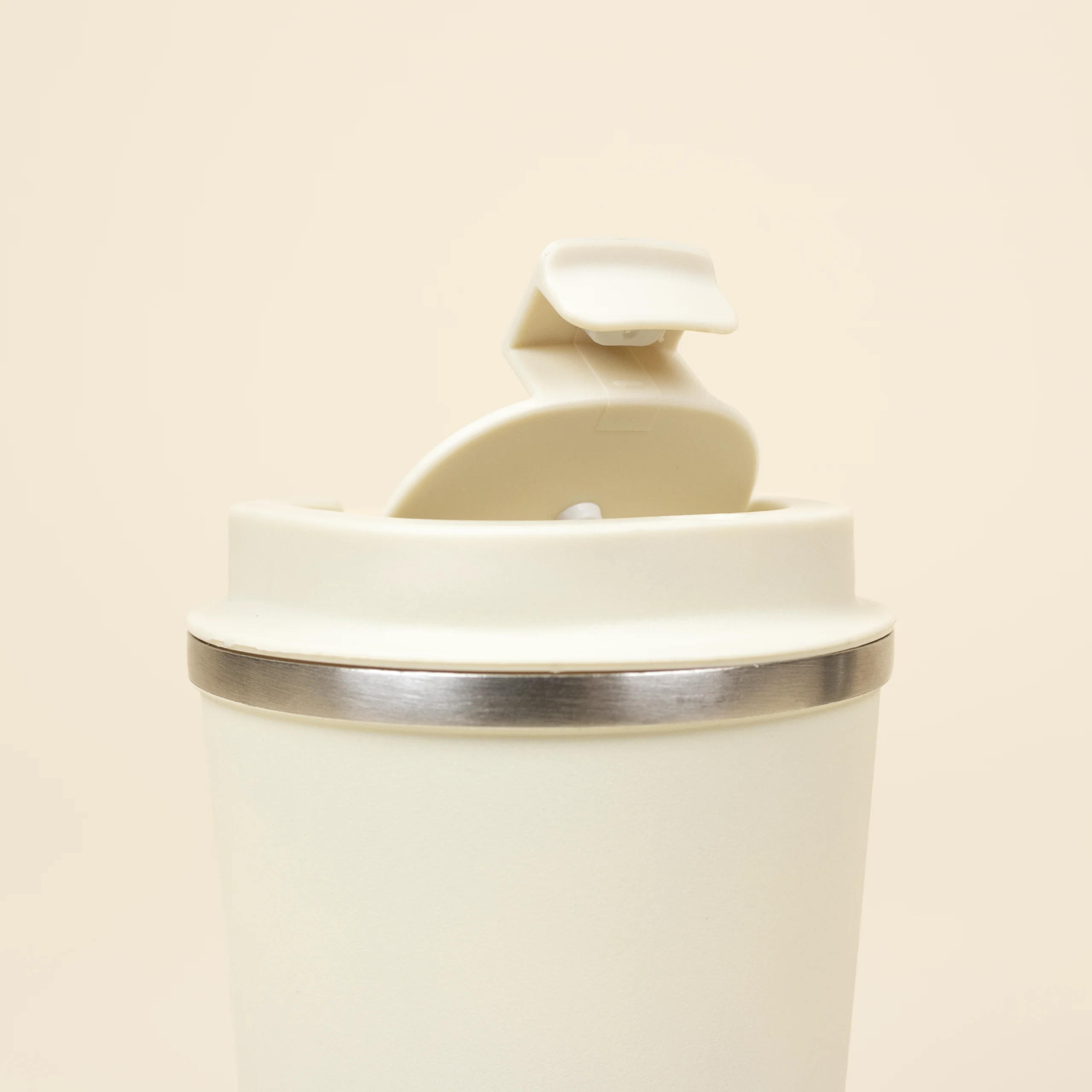 Taza térmica con tapa abierta fondo beige