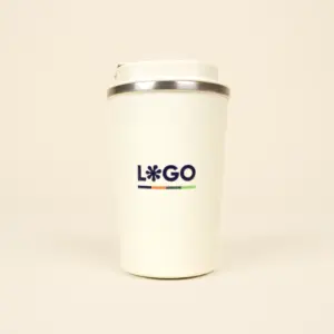 Taza térmica con tapa personalizada logo azul fondo beige