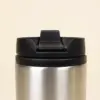 Taza termica plateada FITO Taza termica plateada personalizada detalle tapa negra fondo beige