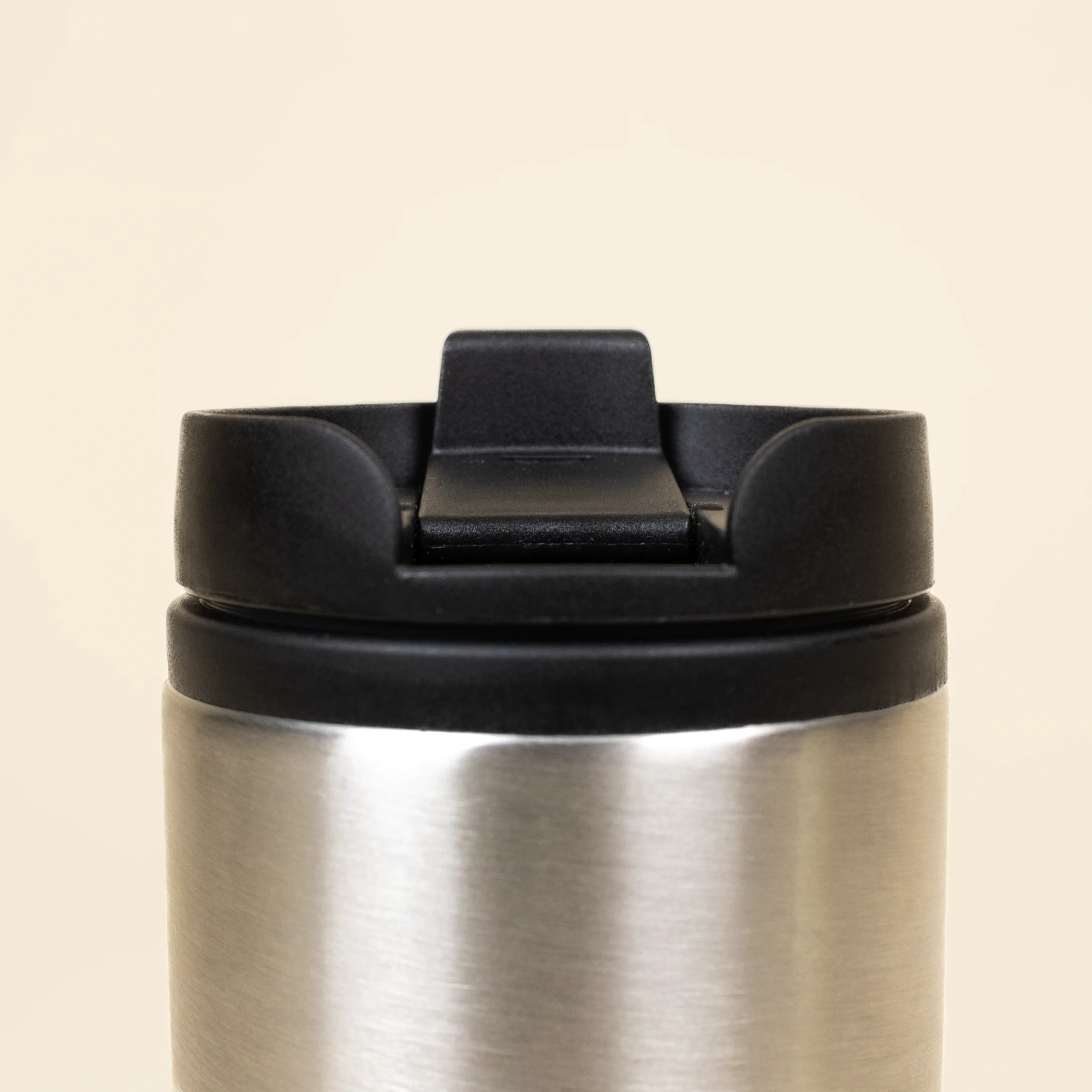 Taza termica plateada FITO Taza termica plateada personalizada detalle tapa negra fondo beige