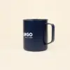 Vaso térmico con asa azul con logo blanco latera fondo beige
