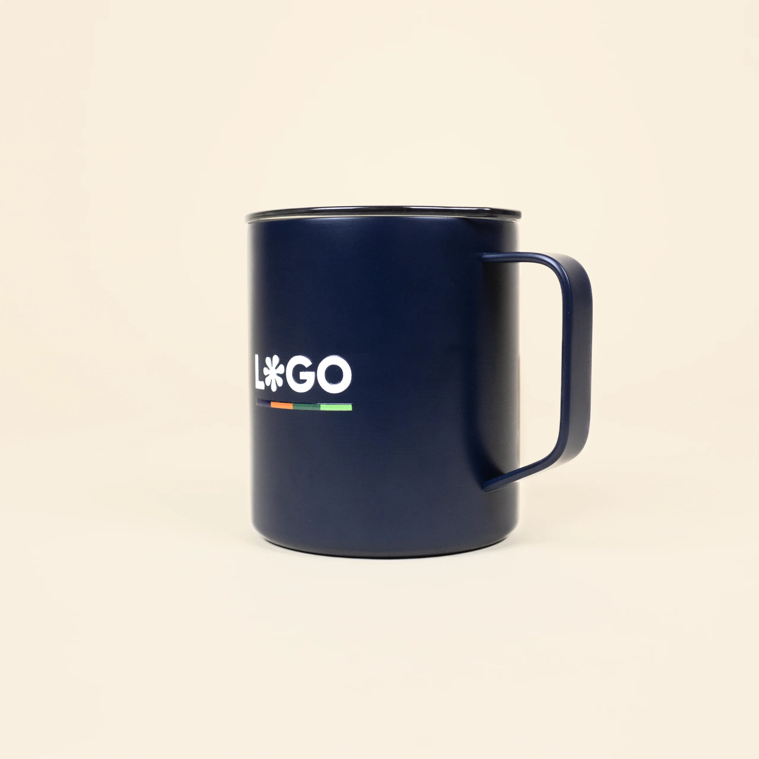 Vaso térmico con asa azul con logo blanco latera fondo beige