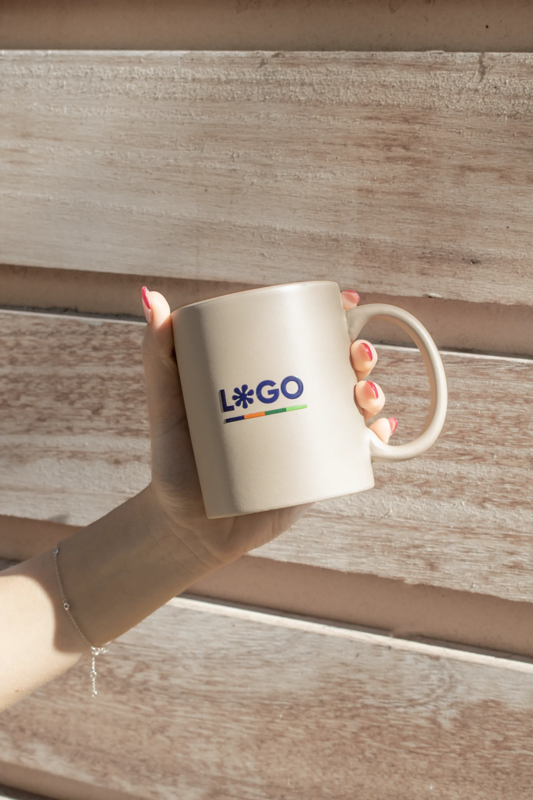 Taza beige para personalizar con logo azul modelo mano chica fondo madera