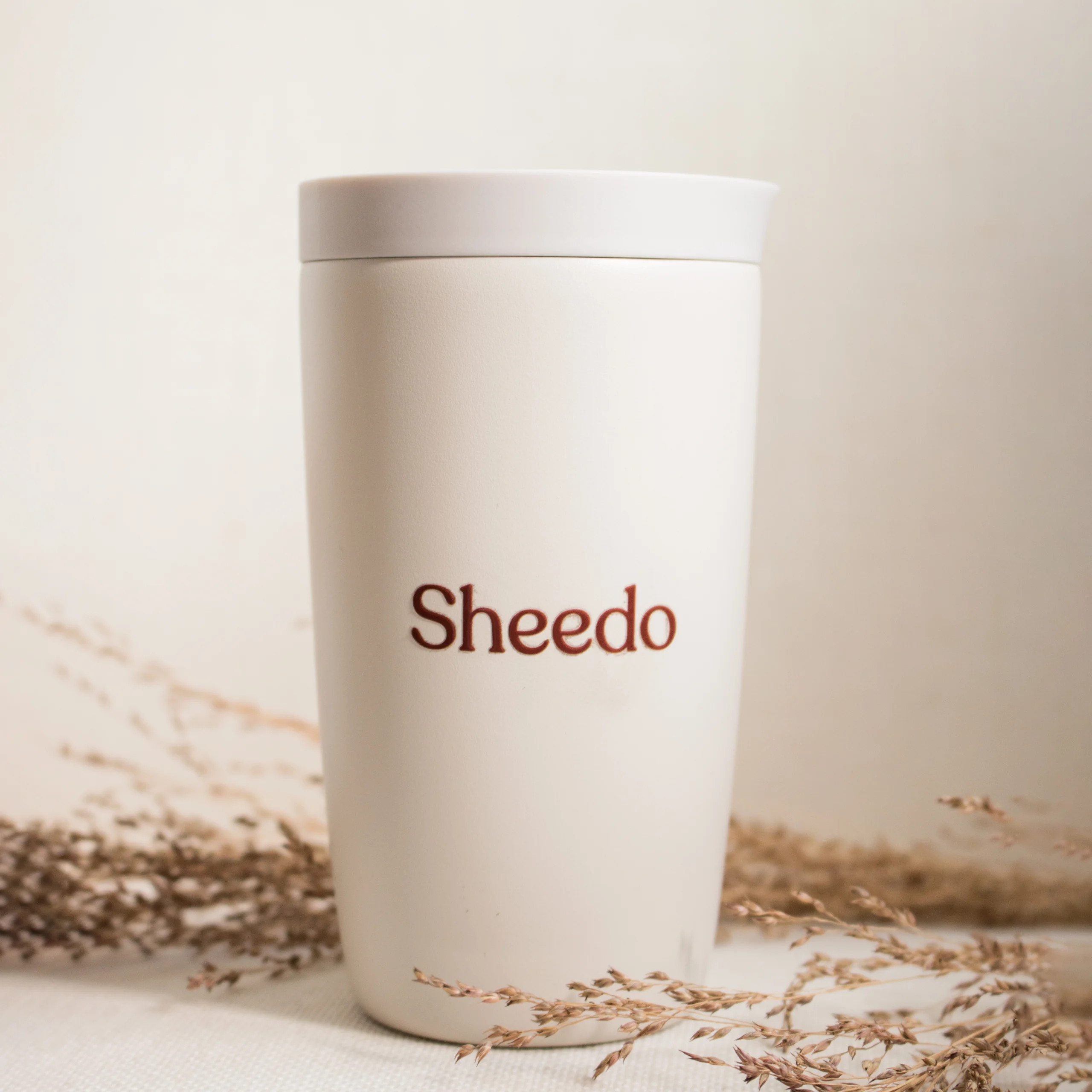 taza termo personalizada con logo fondo beige