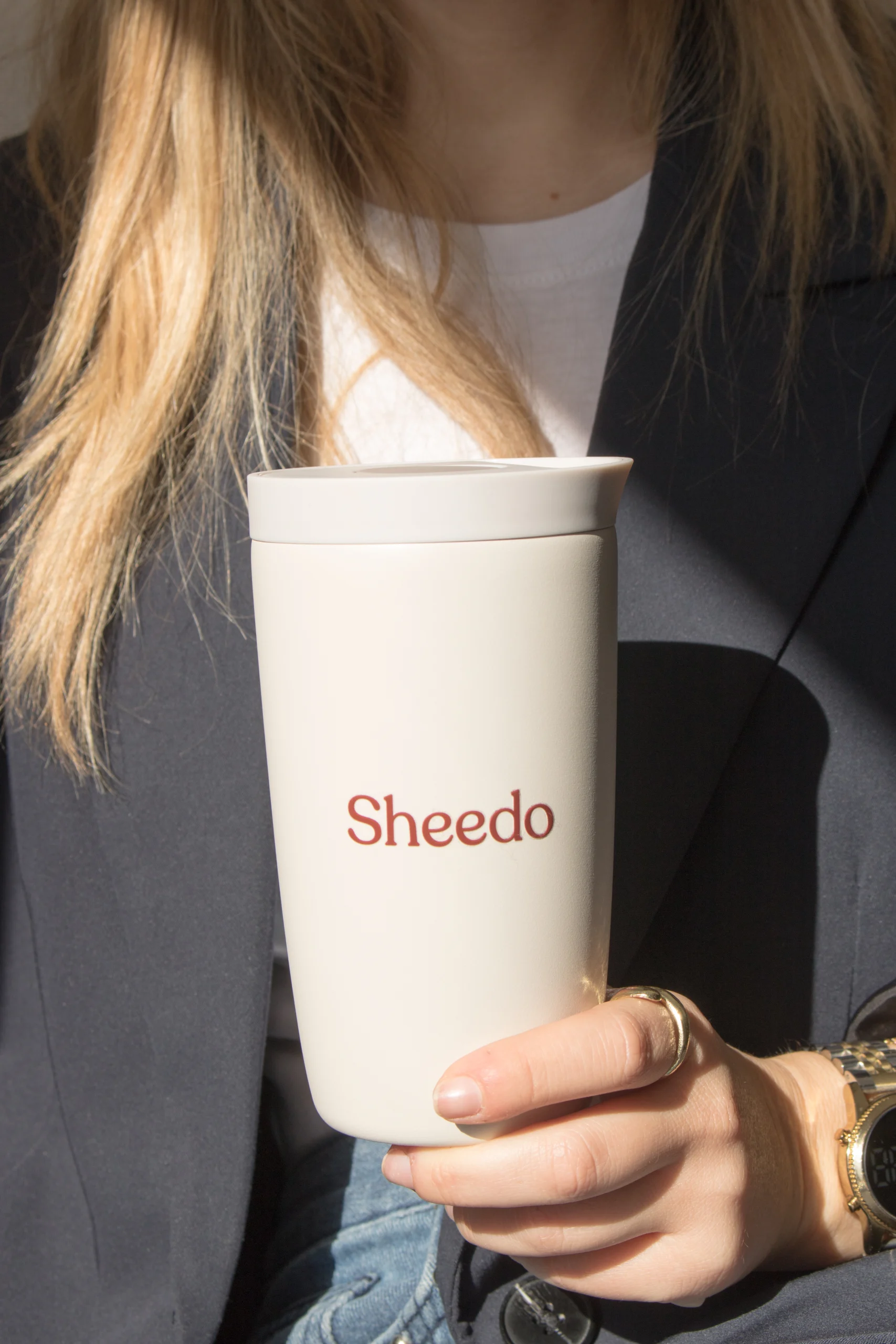 taza termo personalizada con logo modelo chica rubia