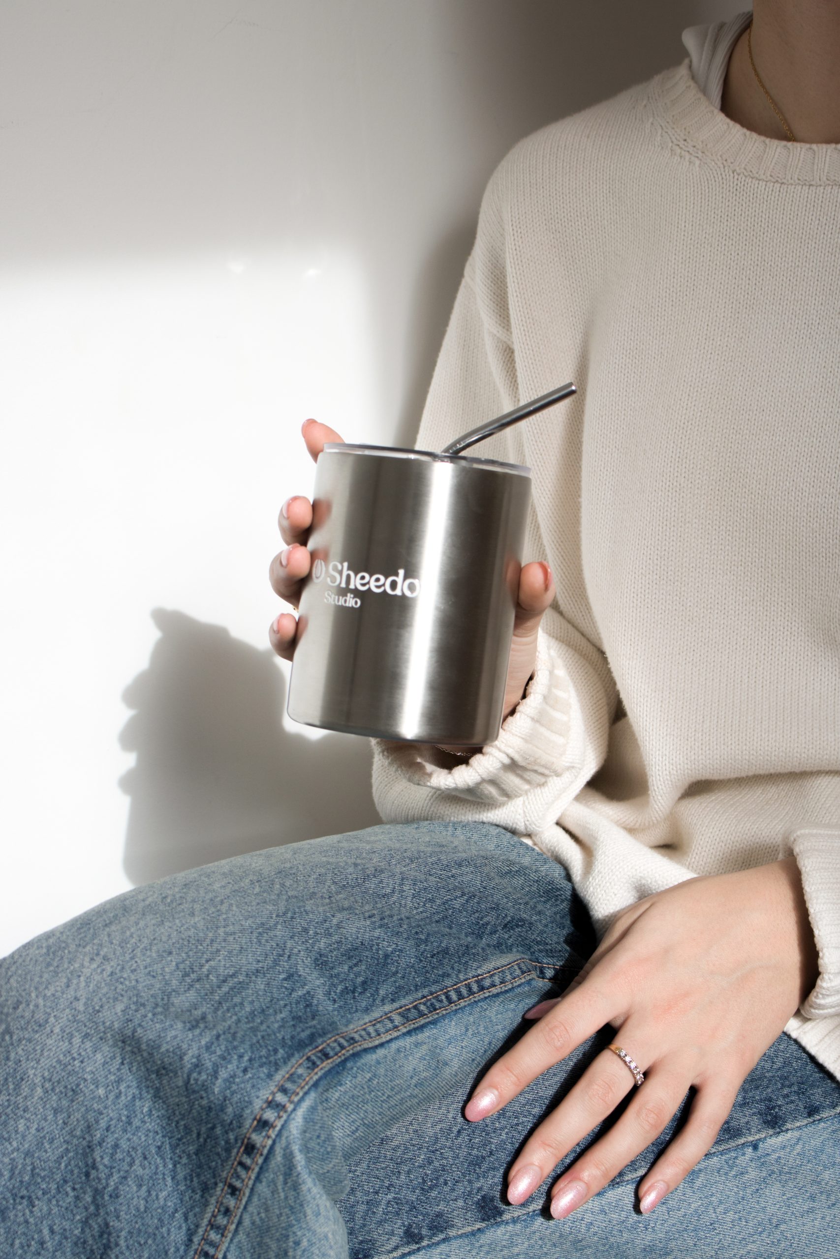 Taza take away con pajita color plateado personalizado logo blanco modelo chica con vaqueros