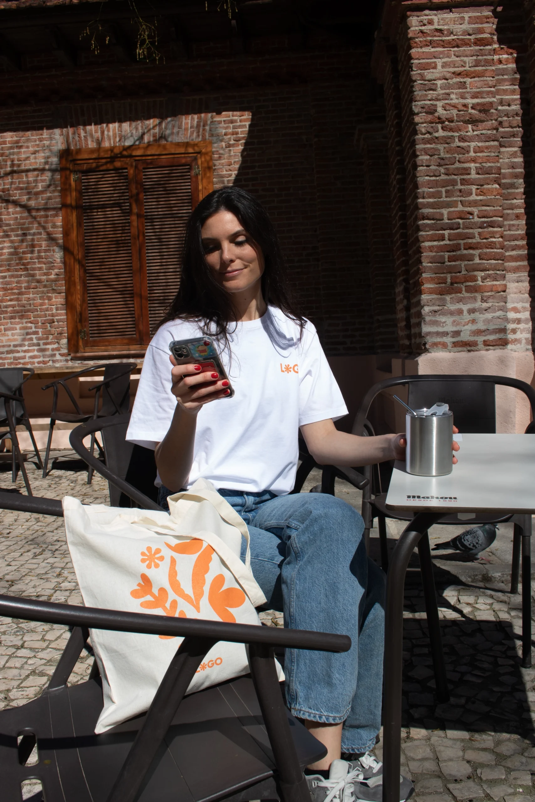 Bolsa de algodon personalizada modelo chica sentada en terraza