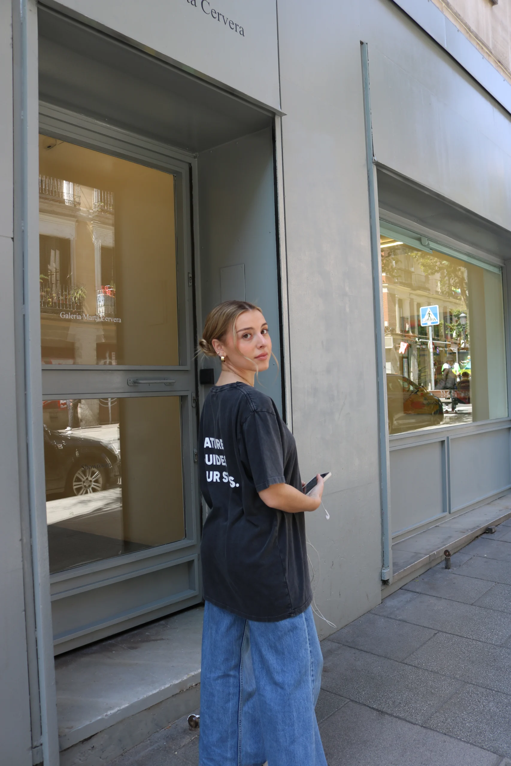 camiseta algodón orgánico personalizada negra modelo chica en la calle