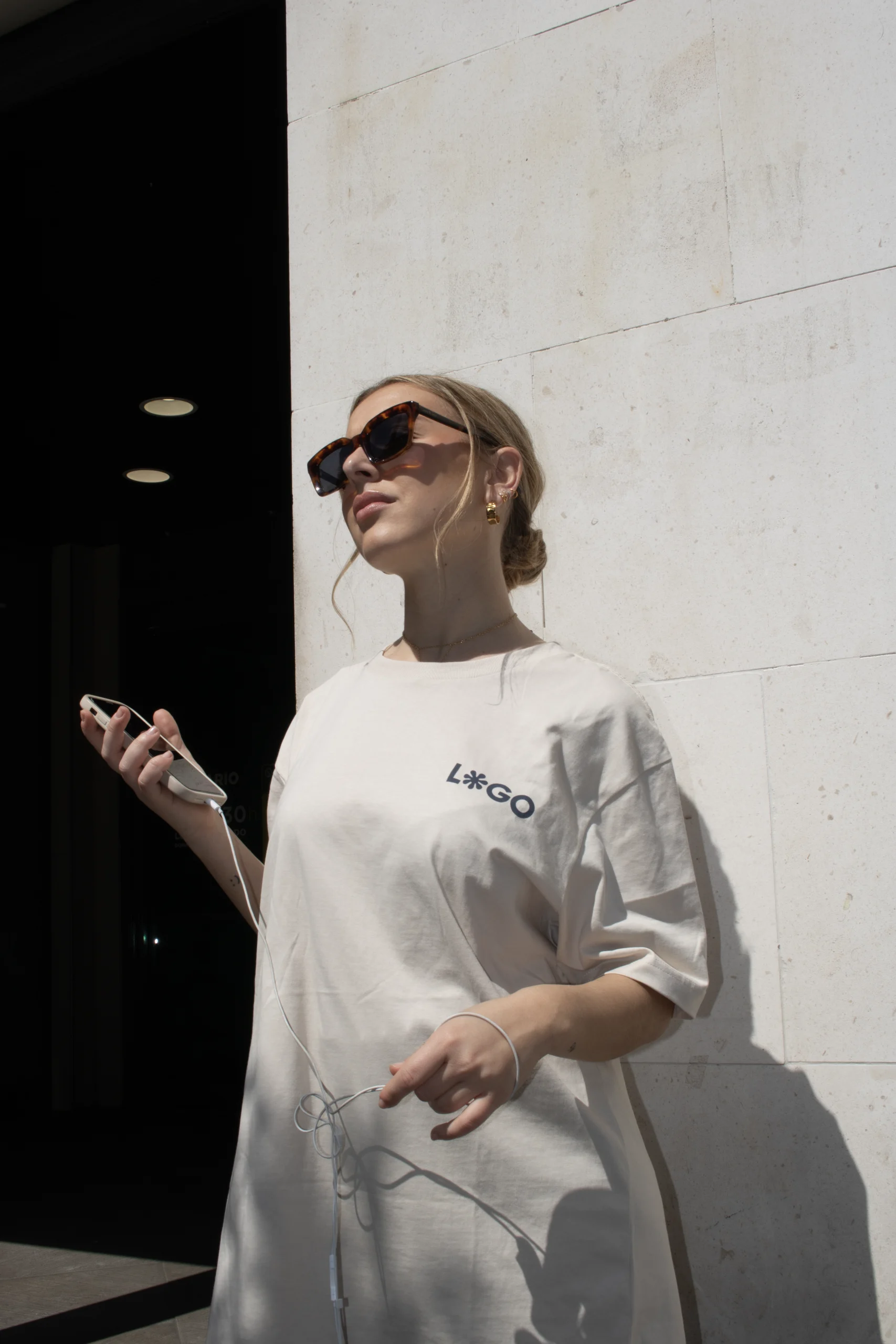 Camiseta de algodón personalizada con logo modelo chica con gafas