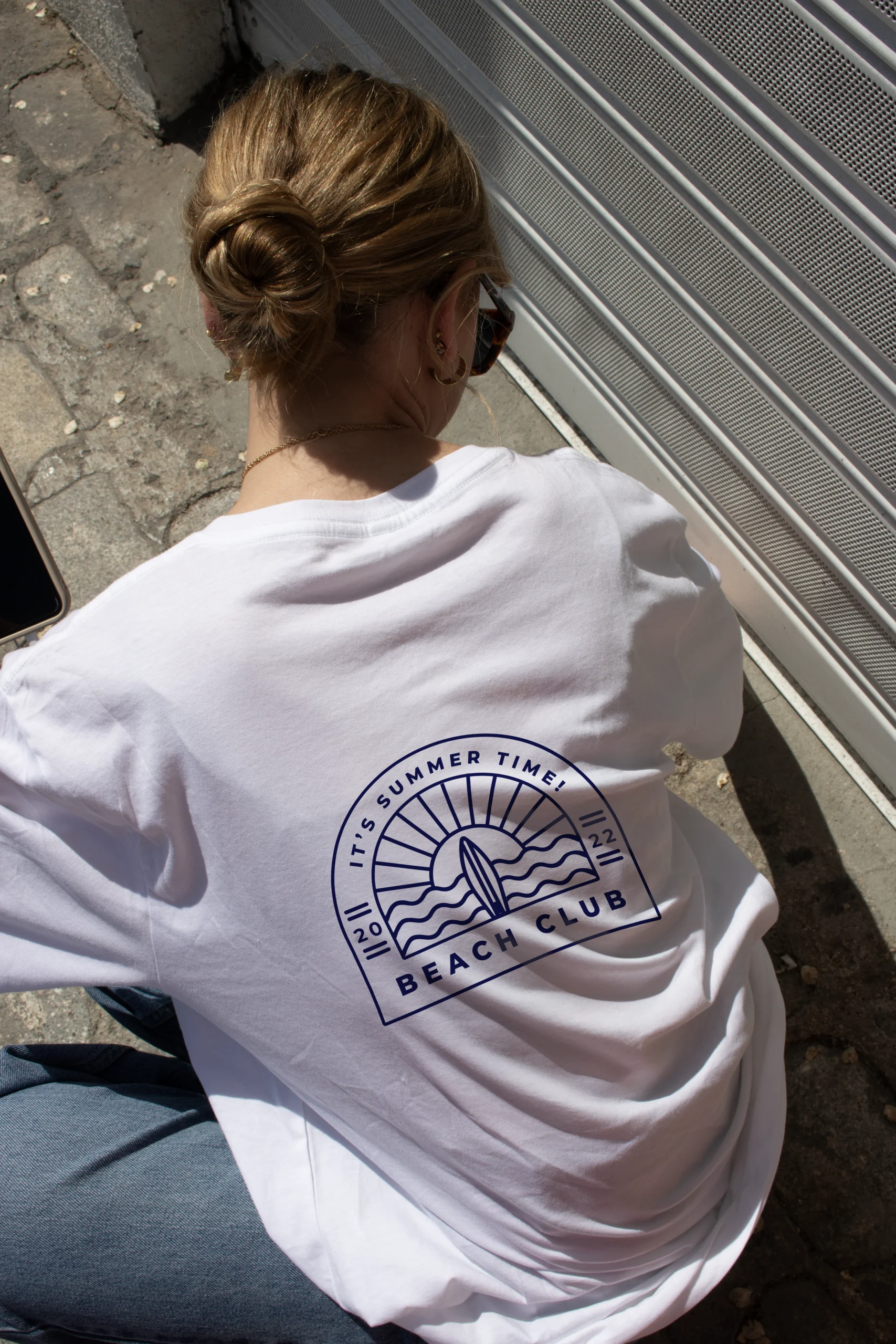 Camiseta oversize personalizada blanca modelo chica de espaldas