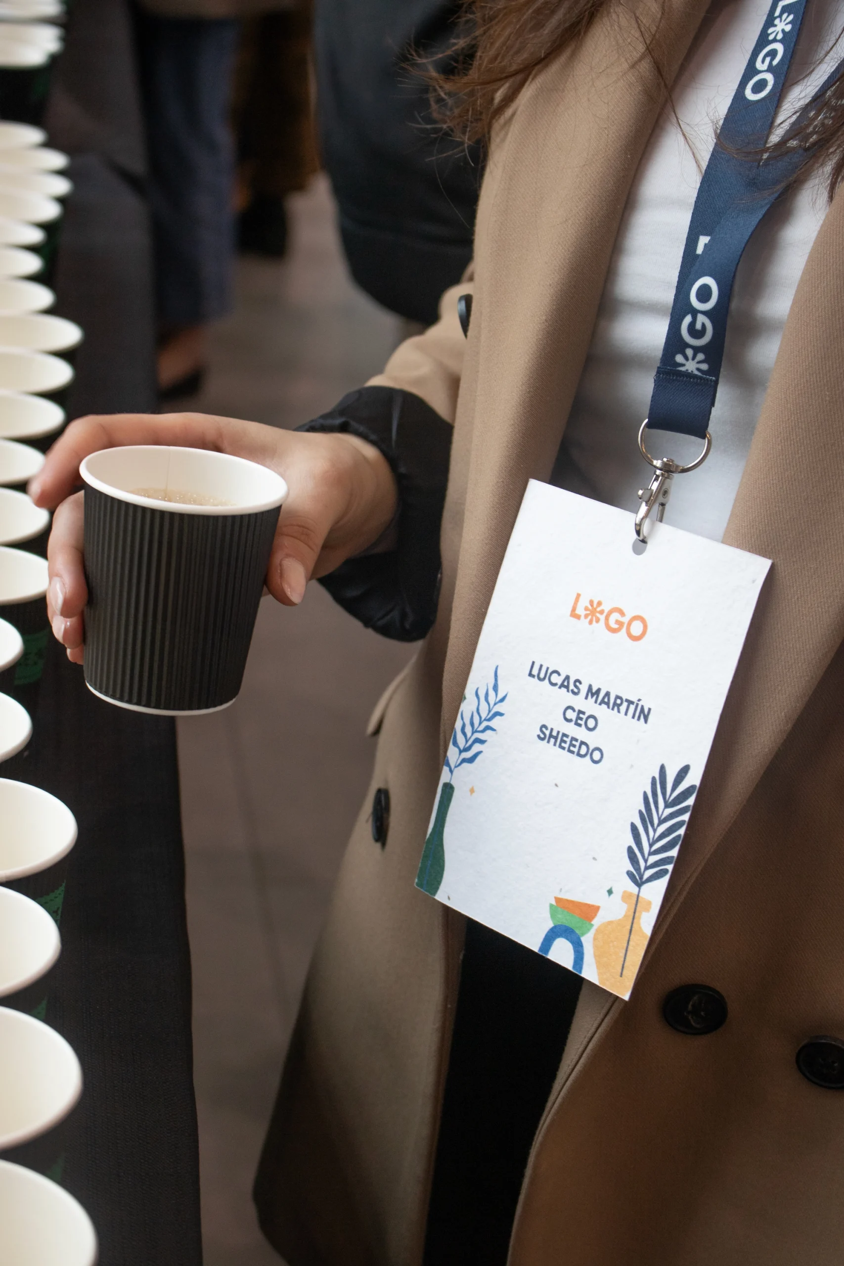 Lanyards personalizados azul con logo blanco con acreditación colgado modelo chica 