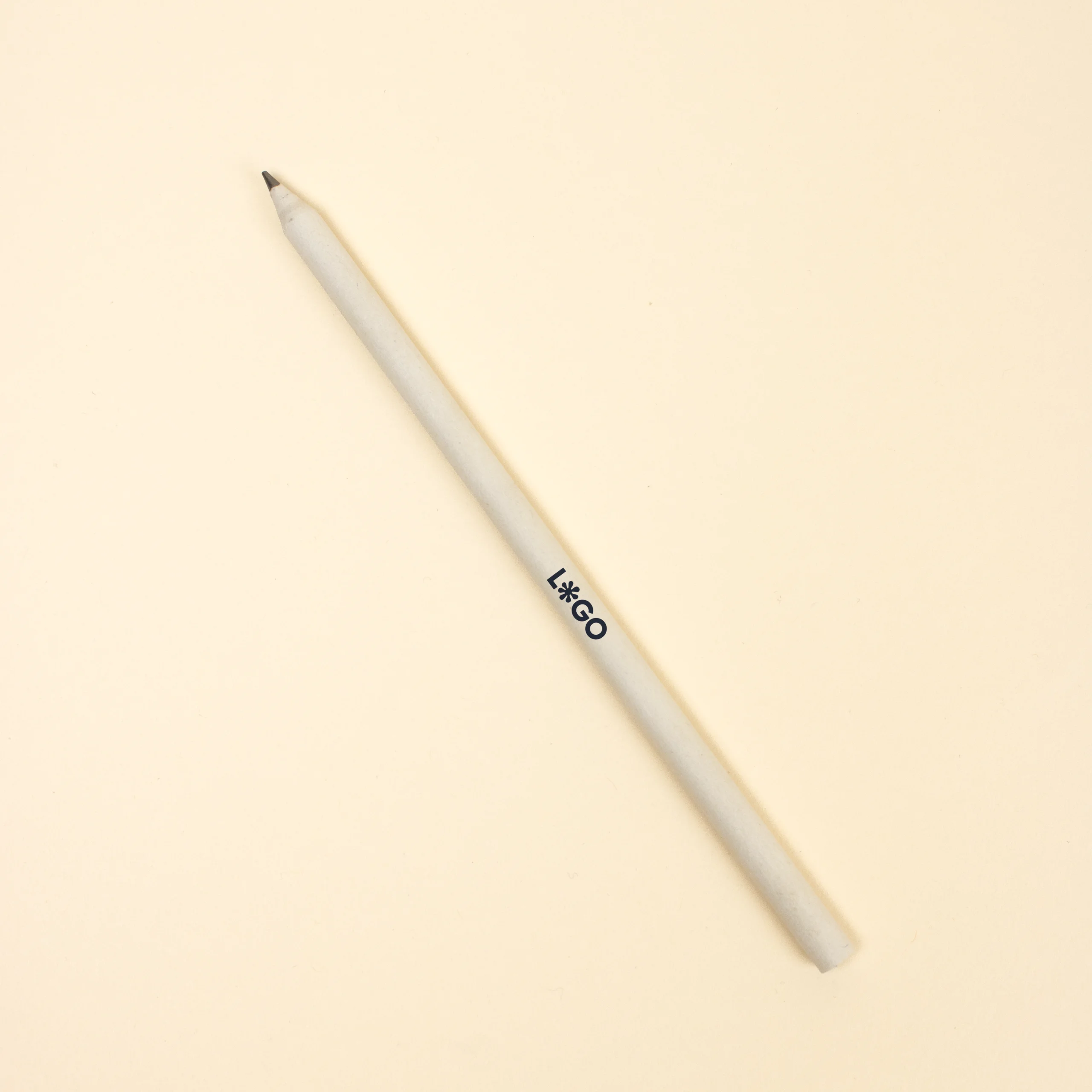 Lápiz de papel reciclado personalizado con palabra logo fondo beige