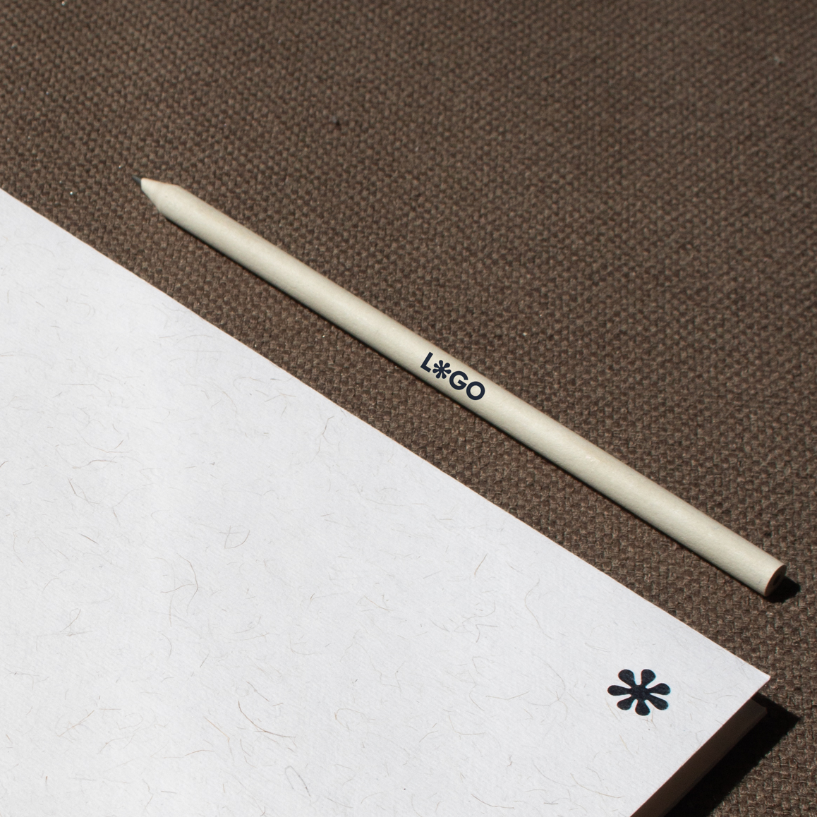 Lápiz de papel reciclado ALBAR SOL Lápiz de papel reciclado personalizado con logo y cuaderno reciclado blanco cerrado