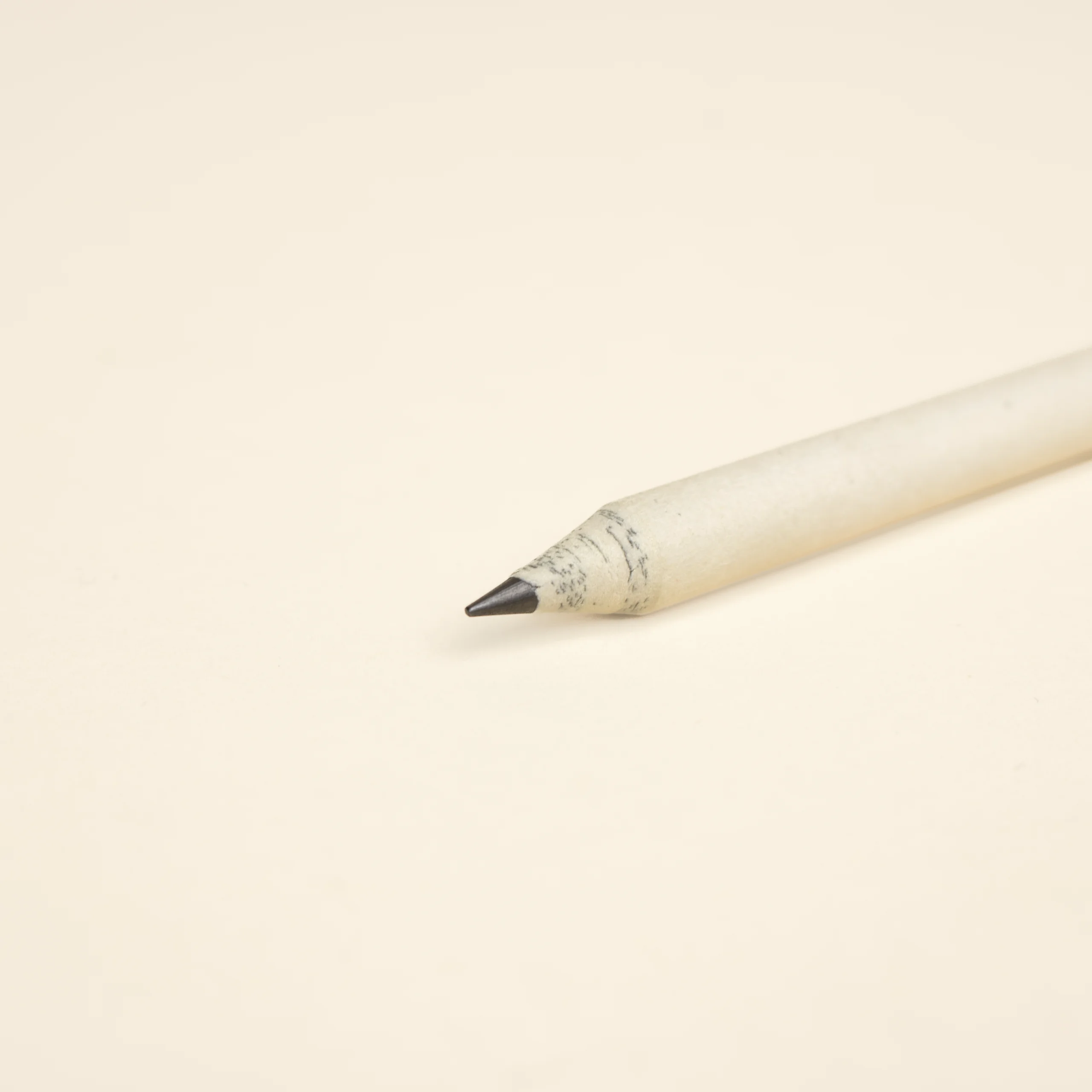 Lápiz de papel reciclado personalizado detalle mina fondo beige