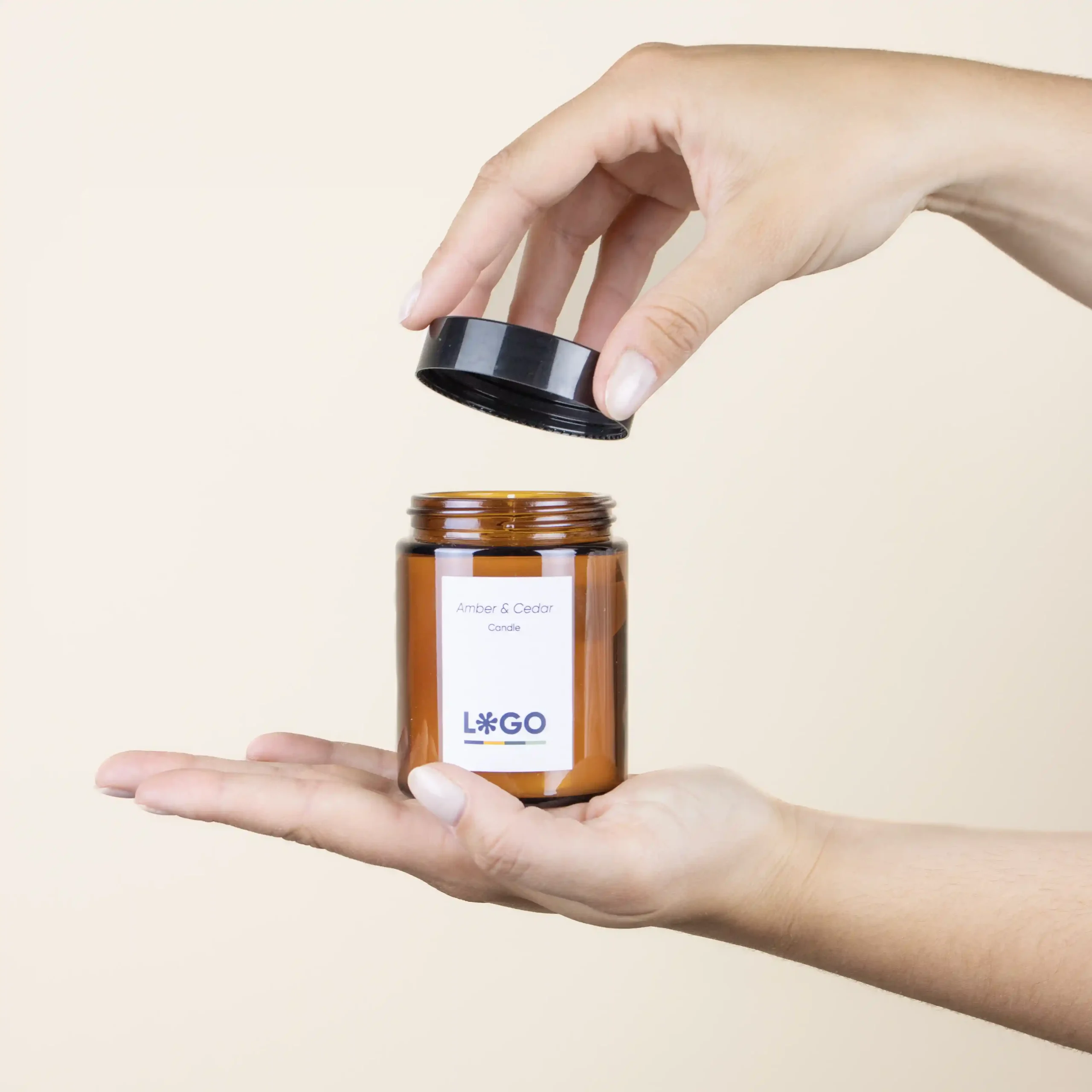 Velas personalizadas de cera vegetal manos abriendo tapa fondo beige