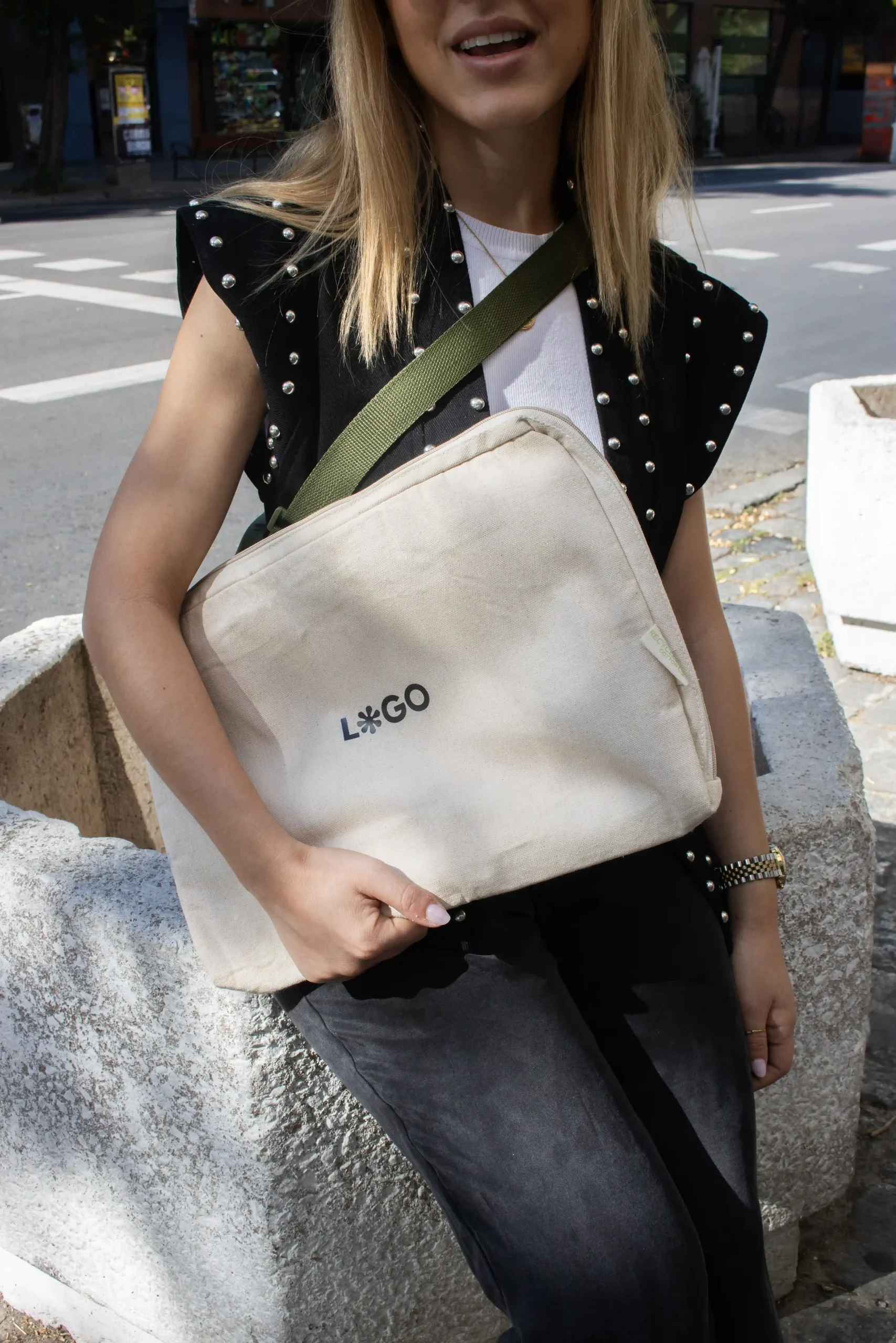 Funda portátil 15 pulgadas personalizada logo negro modelo chica calle