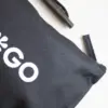 Neceser ecológico rpet negro personalizado con logo blanco