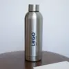 Botella acero inoxidable personalizada con logo sobre mesa de madera