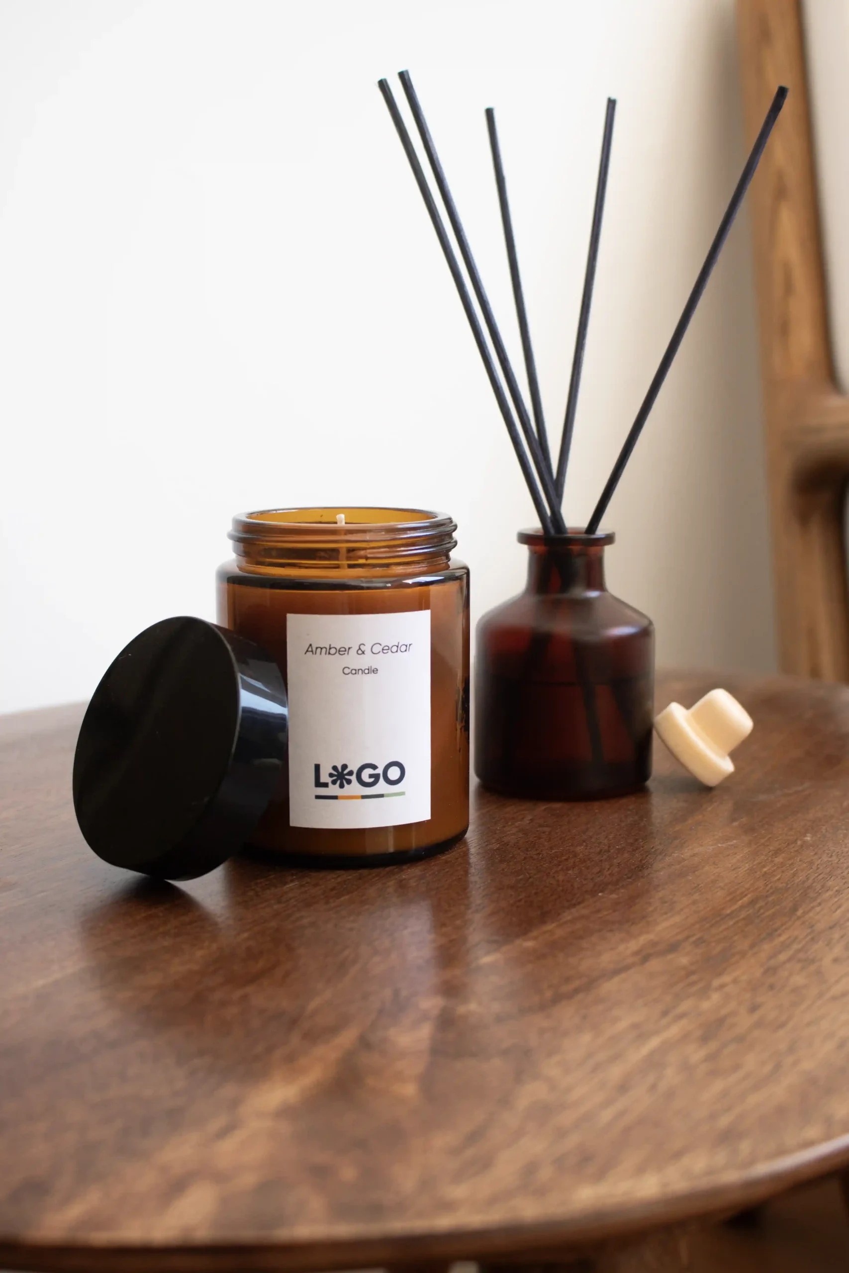 Mesa de madera con vela de soja personalizada y ambientador mikado