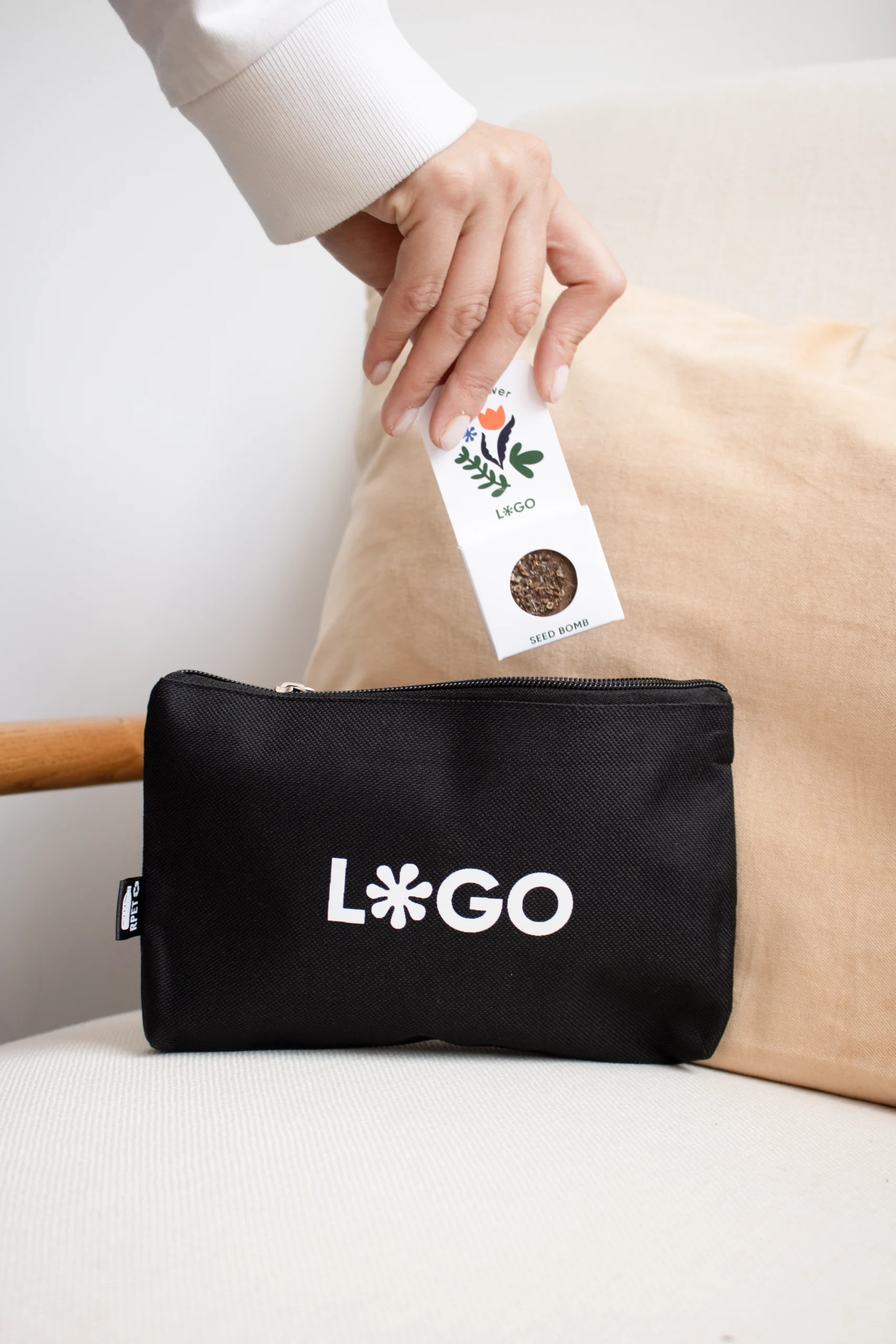 Neceser ecológico rpet negro personalizado con logo blanco con bomba de semillas personalizada