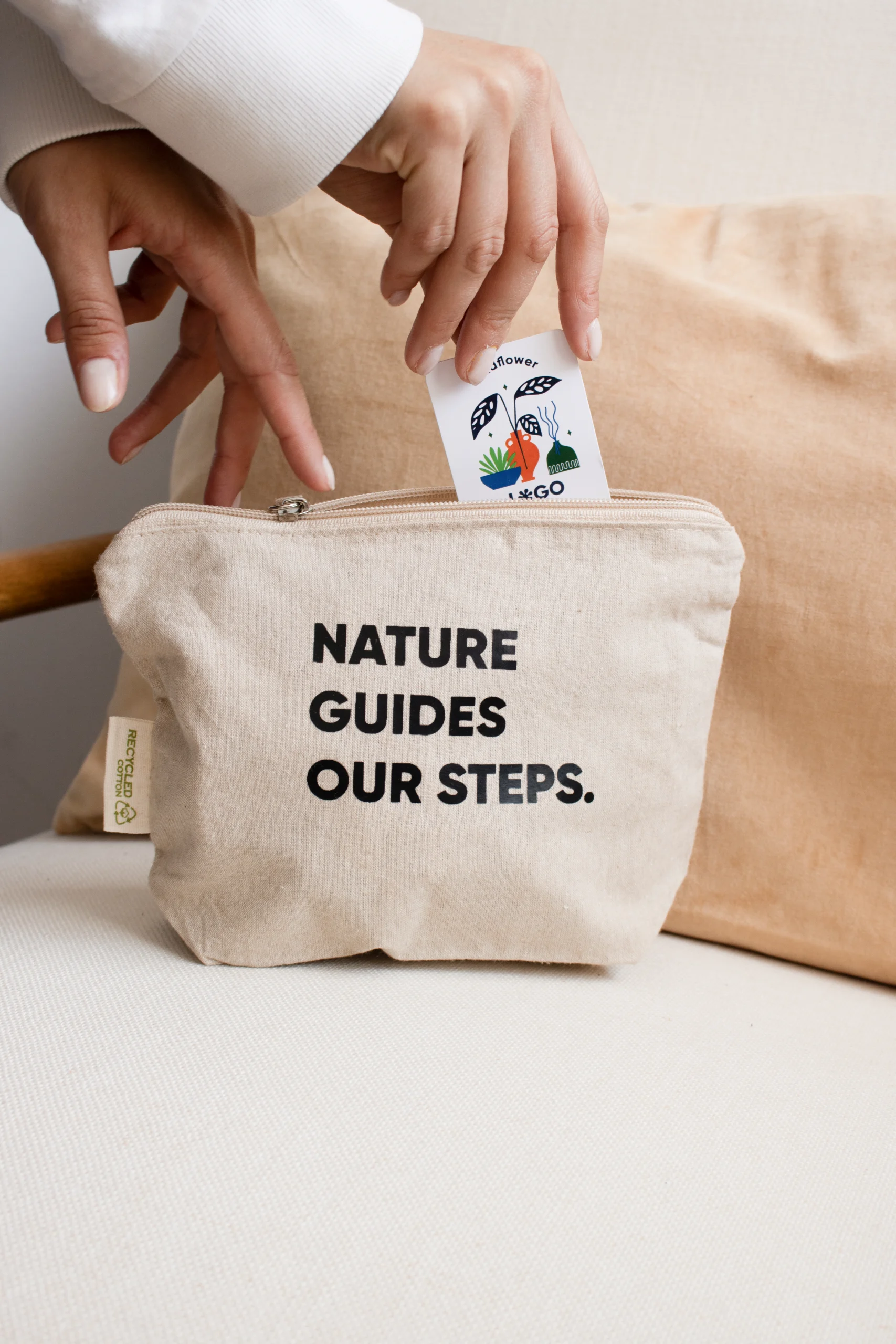 Neceser algodón personalizado con texto negro modelo manos