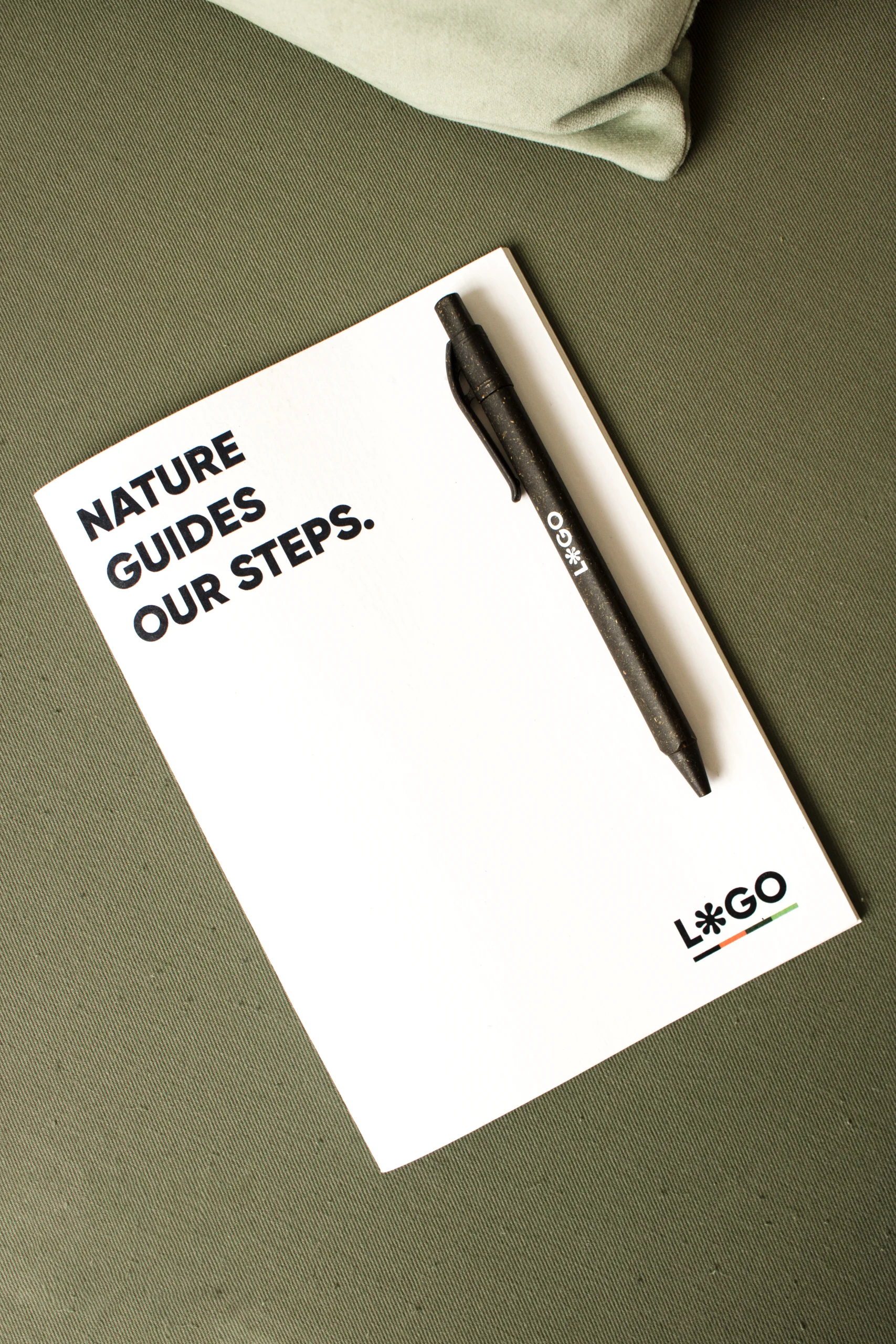 Cahier d'agrafes personnalisé blanc écologique avec fond vert biros marron