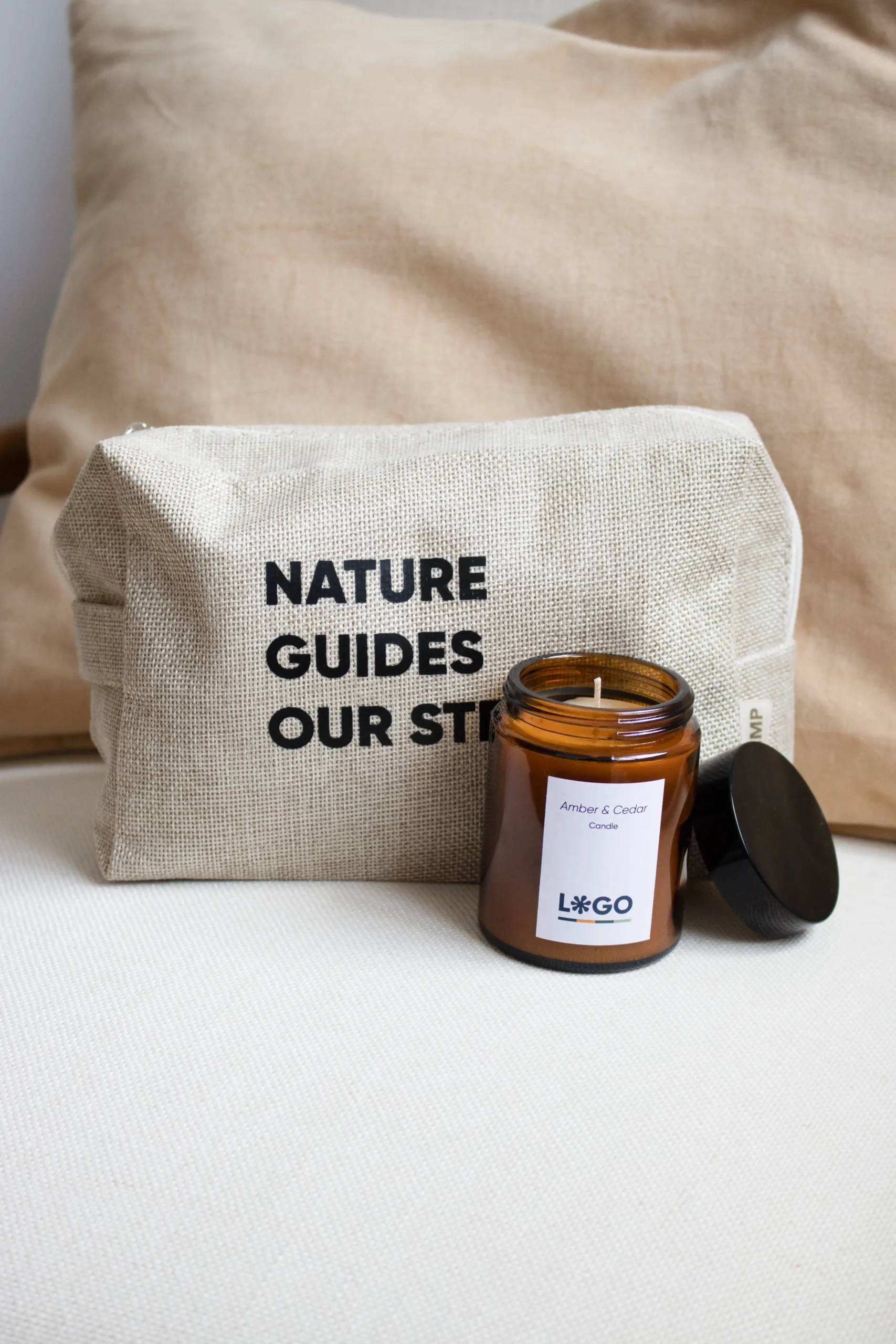 Vela ecológica de soja abierta y neceser personalizado con texto negro