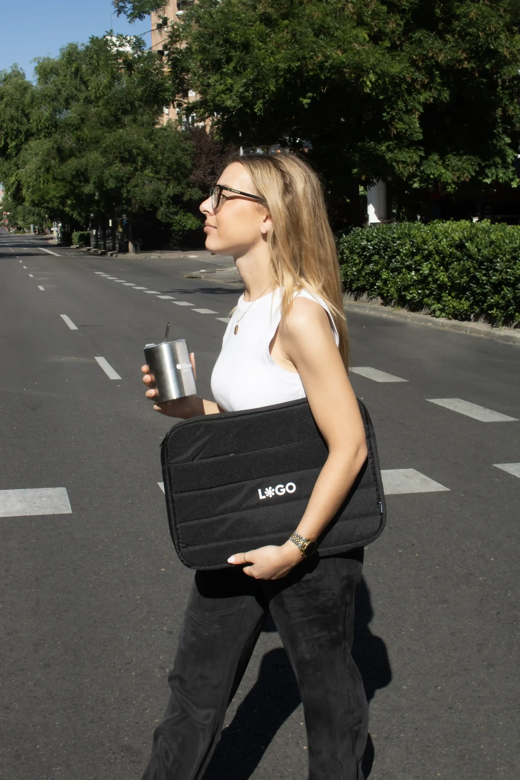 Funda portátil negra personalizada con logo blanco modelo chica caminando