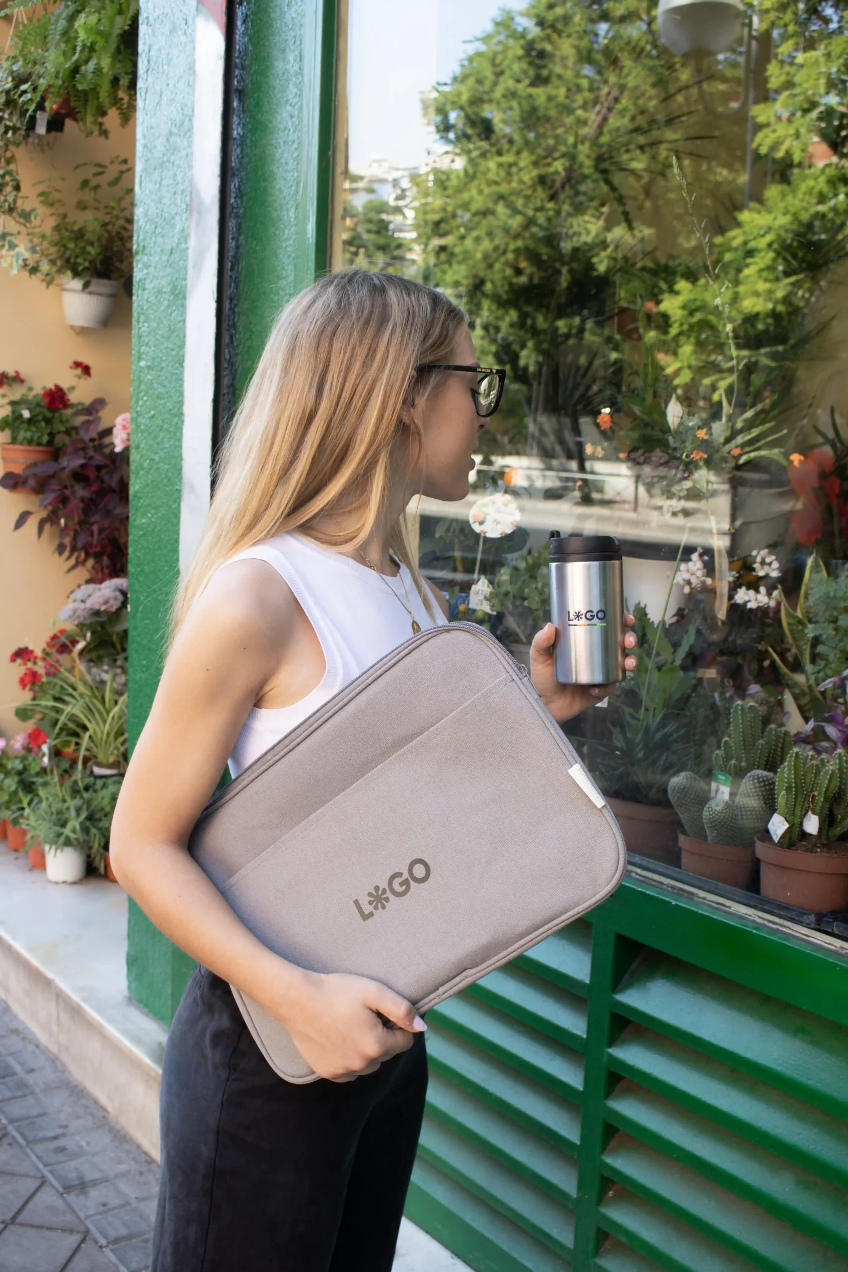 Funda portátil gris 14 pulgadas personalizada con logo negro modelo chica en la calle con taza