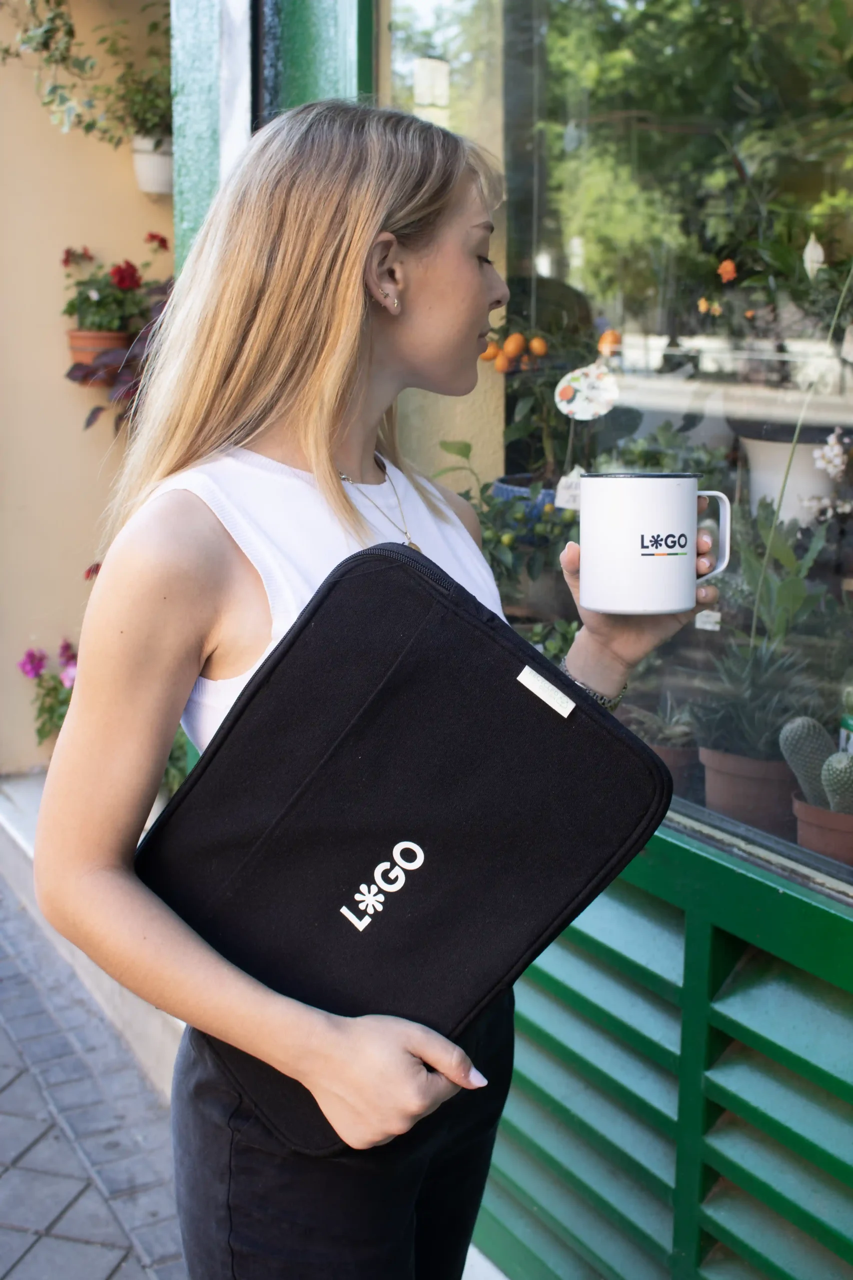Funda portátil negra 14 pulgadas personalizada con logo blanco modelo chica en la calle con taza