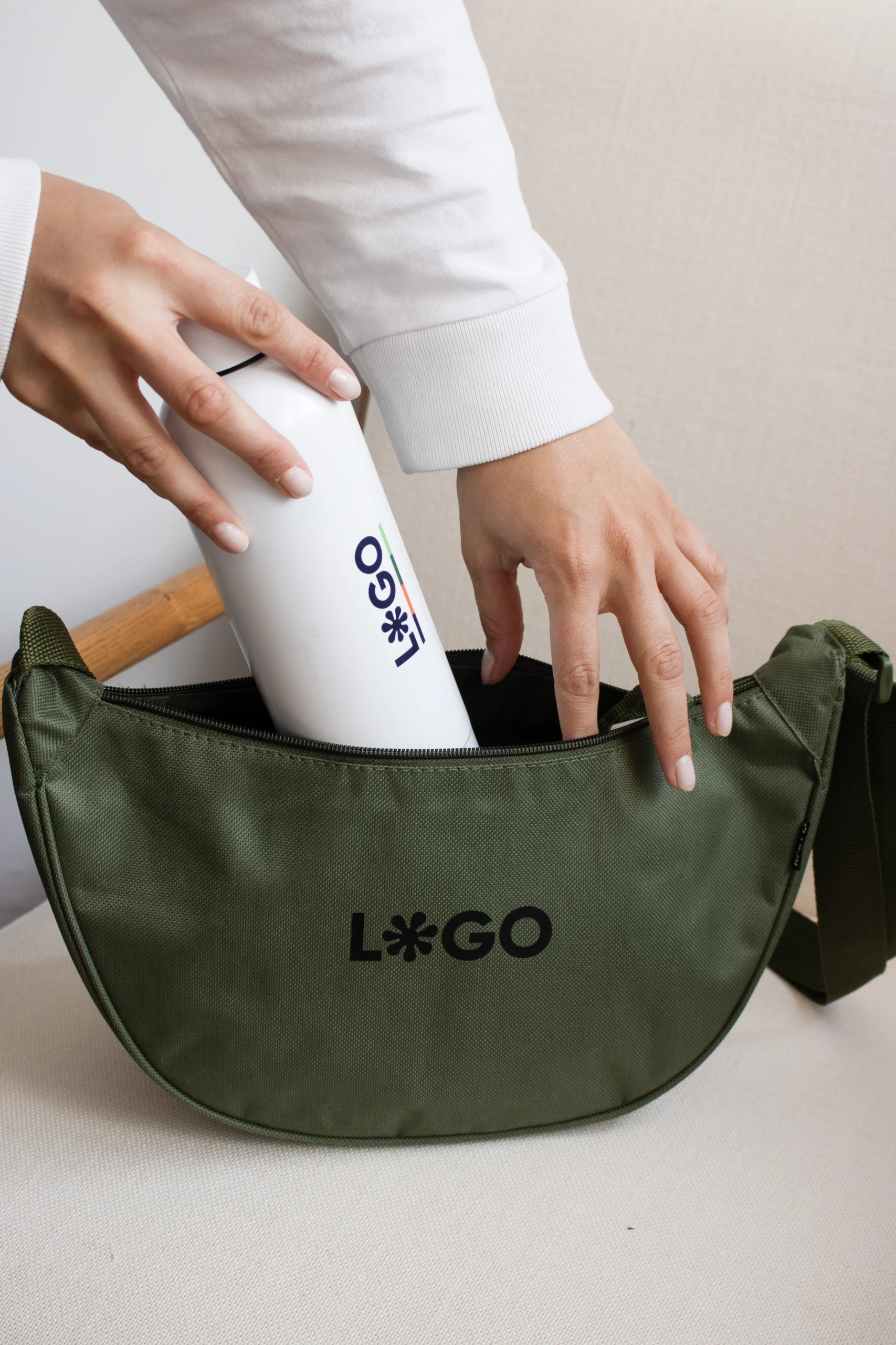 Botella térmica color blanco personalizada con logo riñonera verde con logo negro