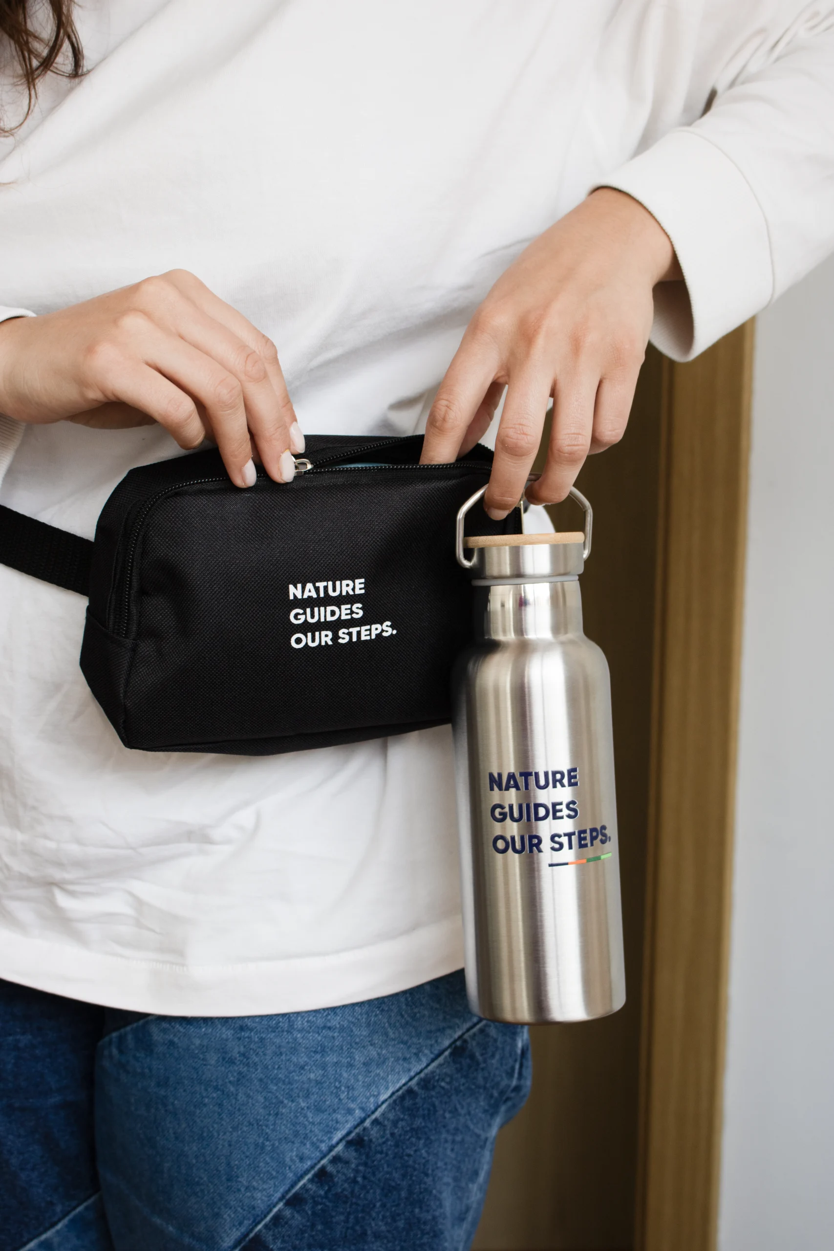 Silla con botella térmica 500 ml personalizada cuaderno kraft y bolígrafo marrón