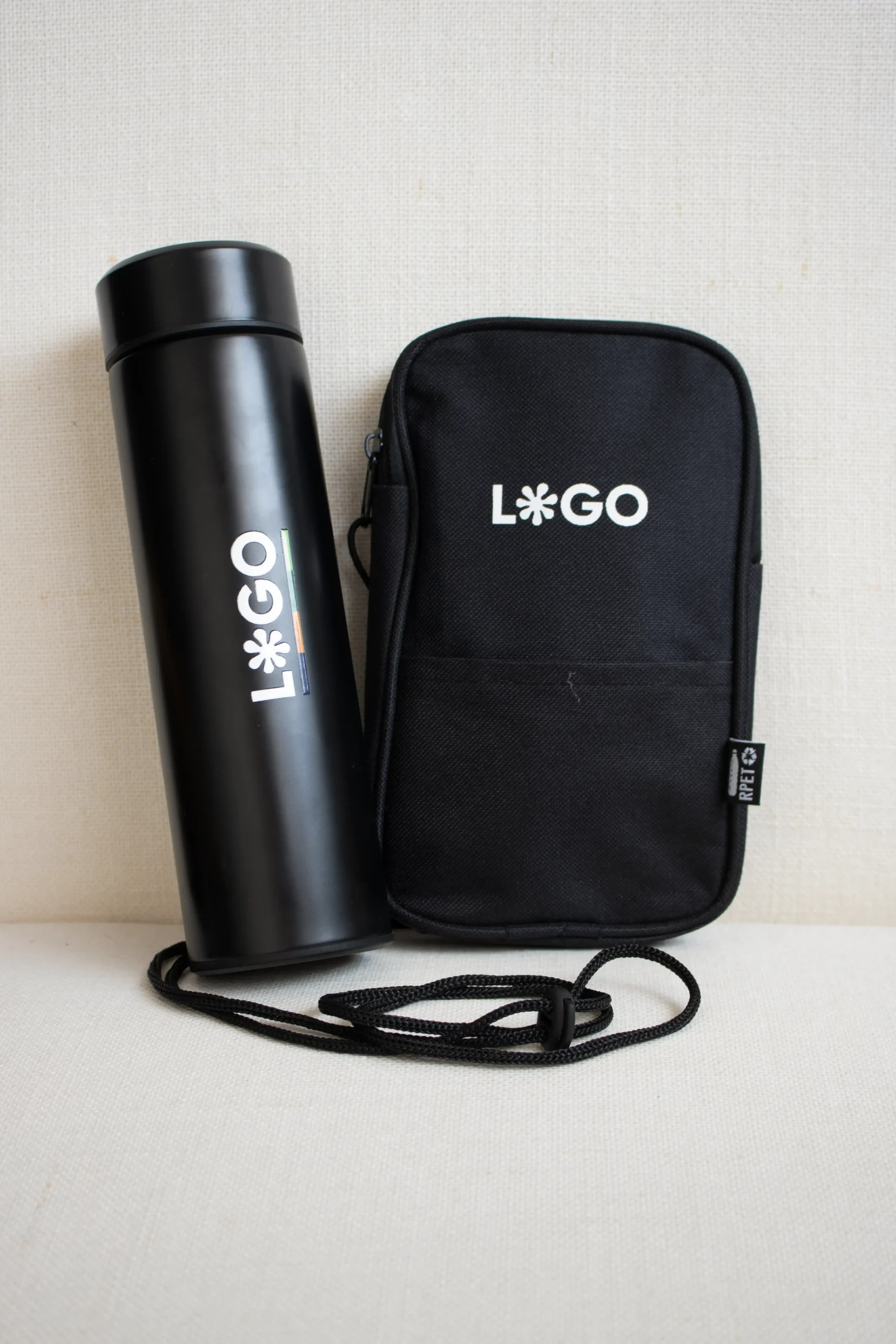 Termo acero inoxidable personalizado negro logo blanco y riñonera negra