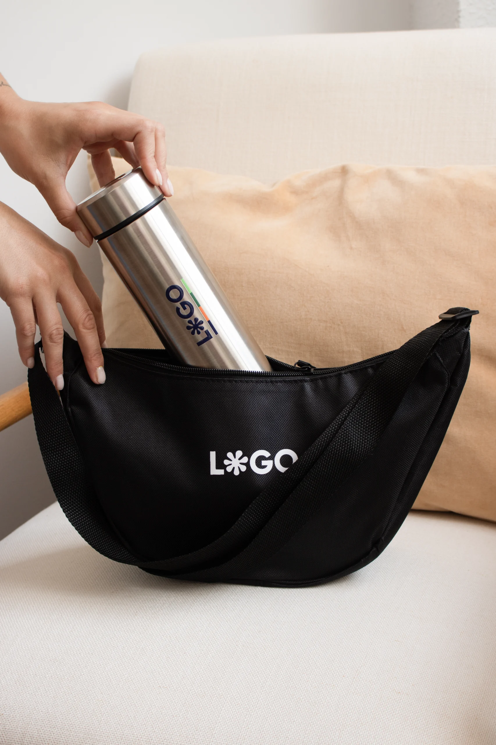 Termo acero inoxidable personalizado plateado y riñonera negra con logo blanco