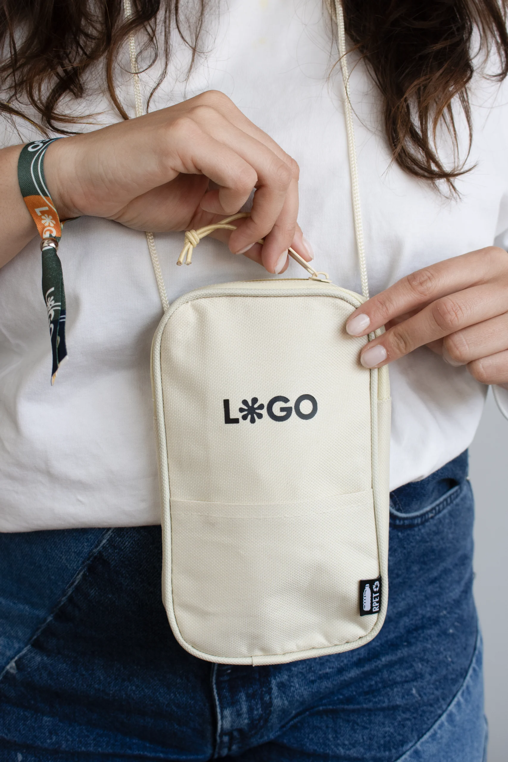 Riñonera portamóvil personalizada beige modelo manos cerrando cremallera