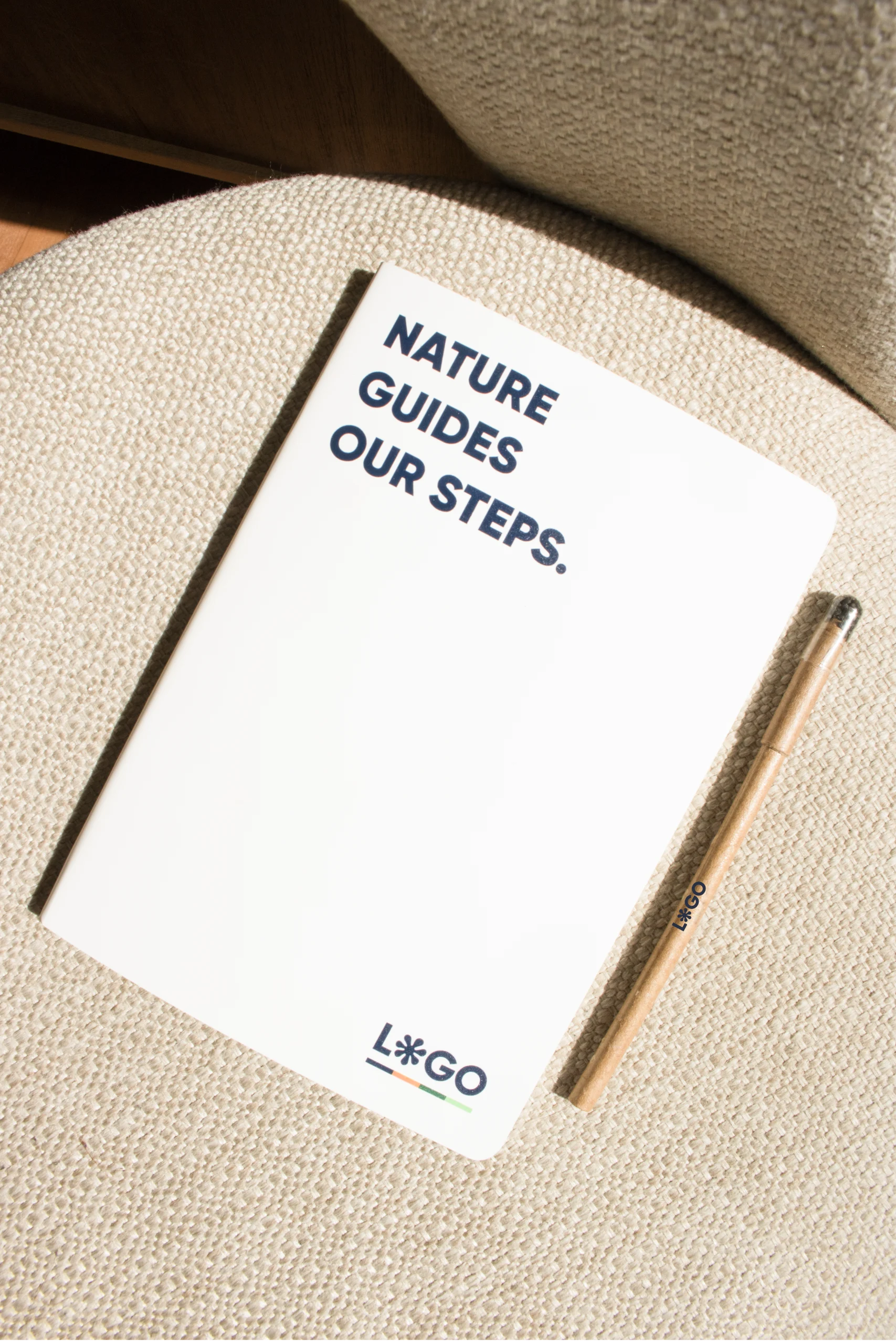 Cuaderno papel de piedra blanco con texto azul