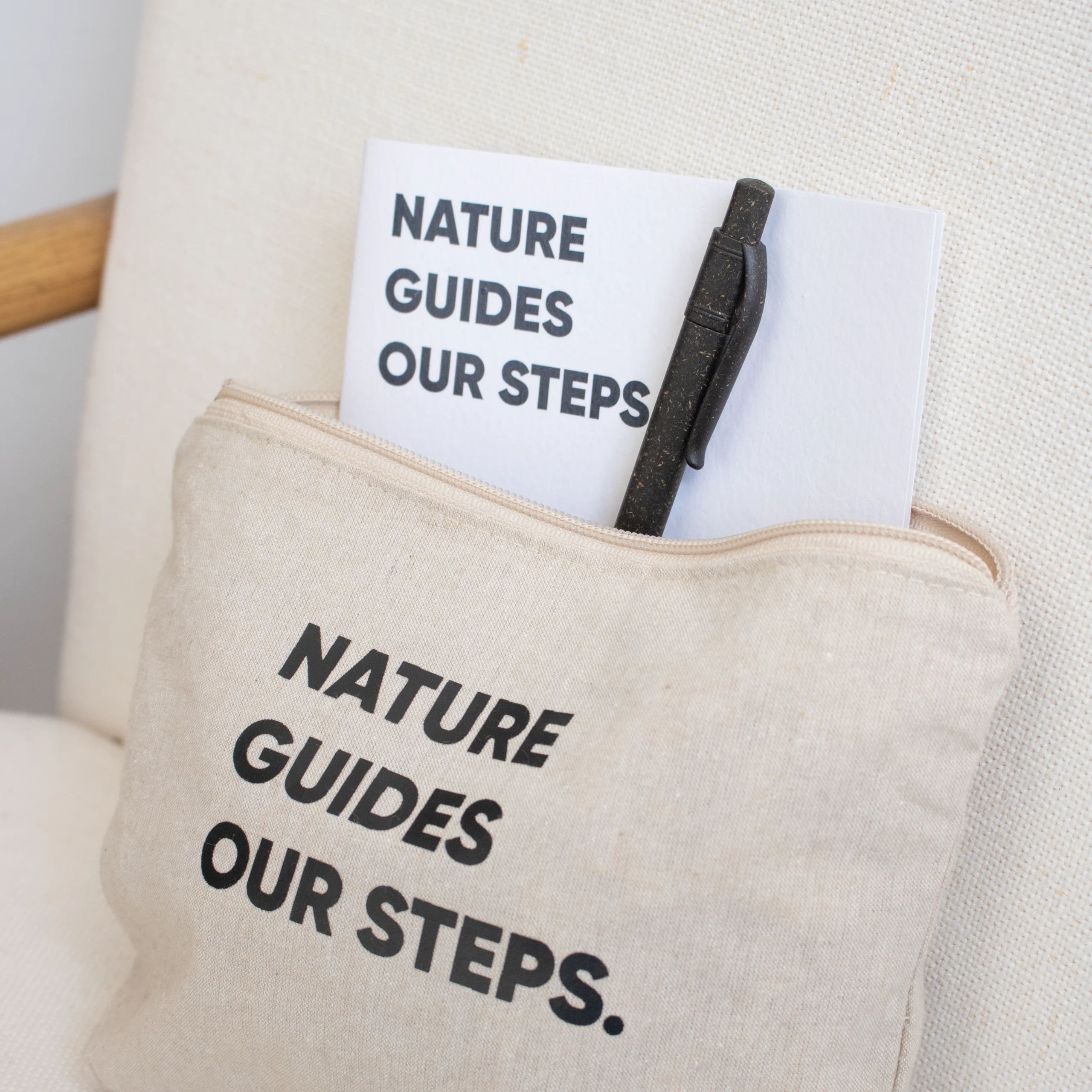 Neceser algodón ecológico COTTO Beige Lifestyle Neceser algodón personalizado con texto negro con cuaderno y bolígrafo