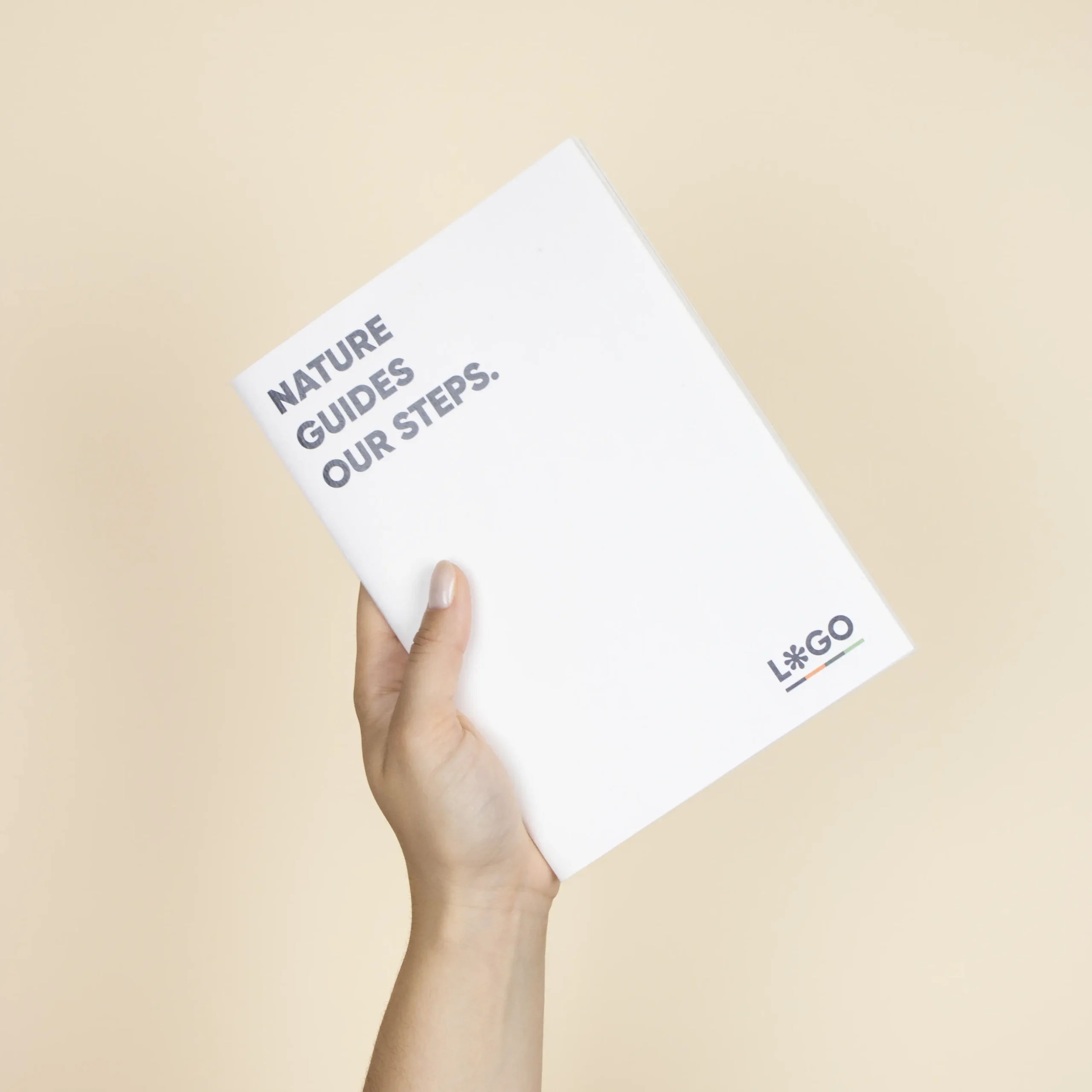 Cuaderno de grapa blanco personalizado portada modelo mano fondo beige