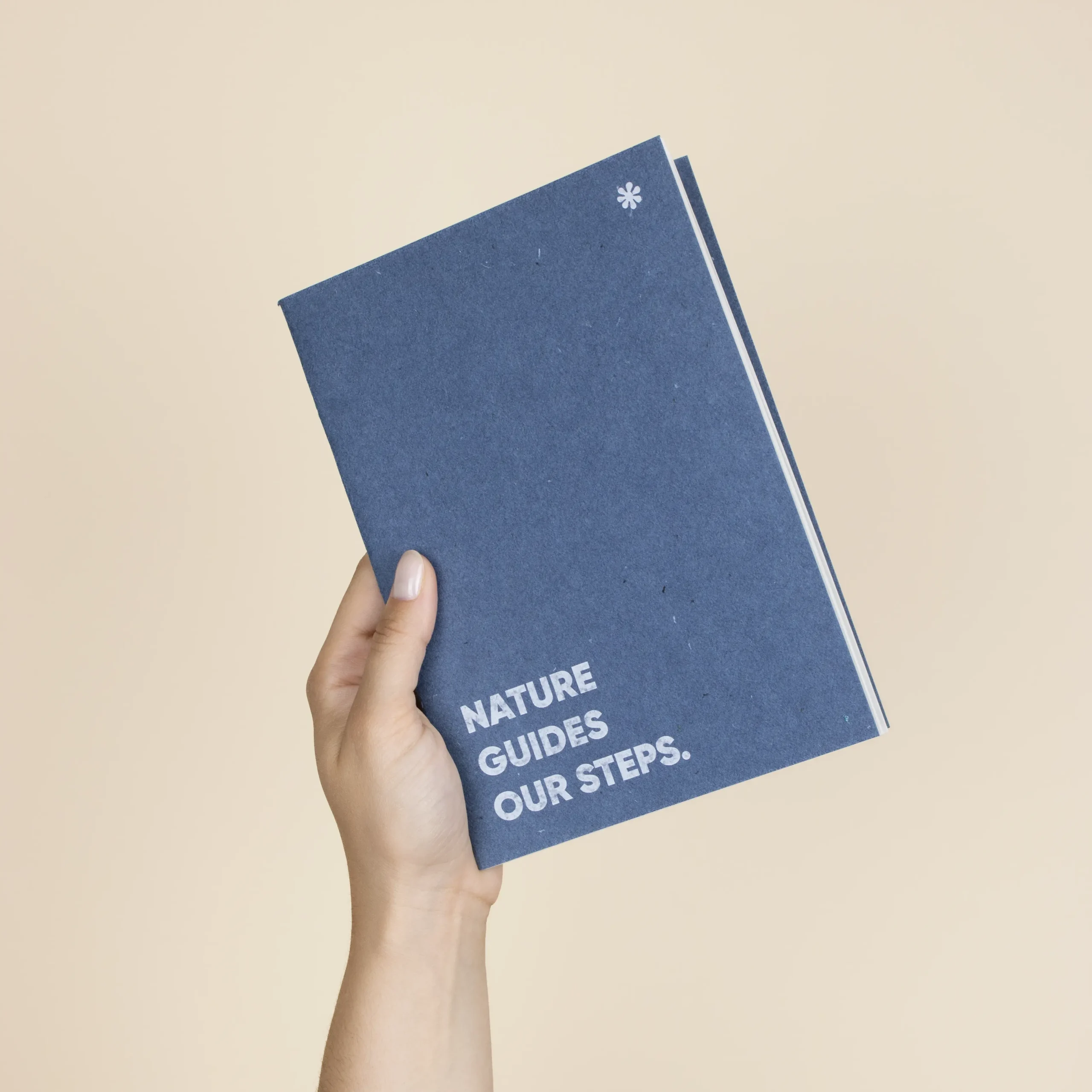 Cuaderno de grapa azul portada personalizada con texto blanco modelo mano