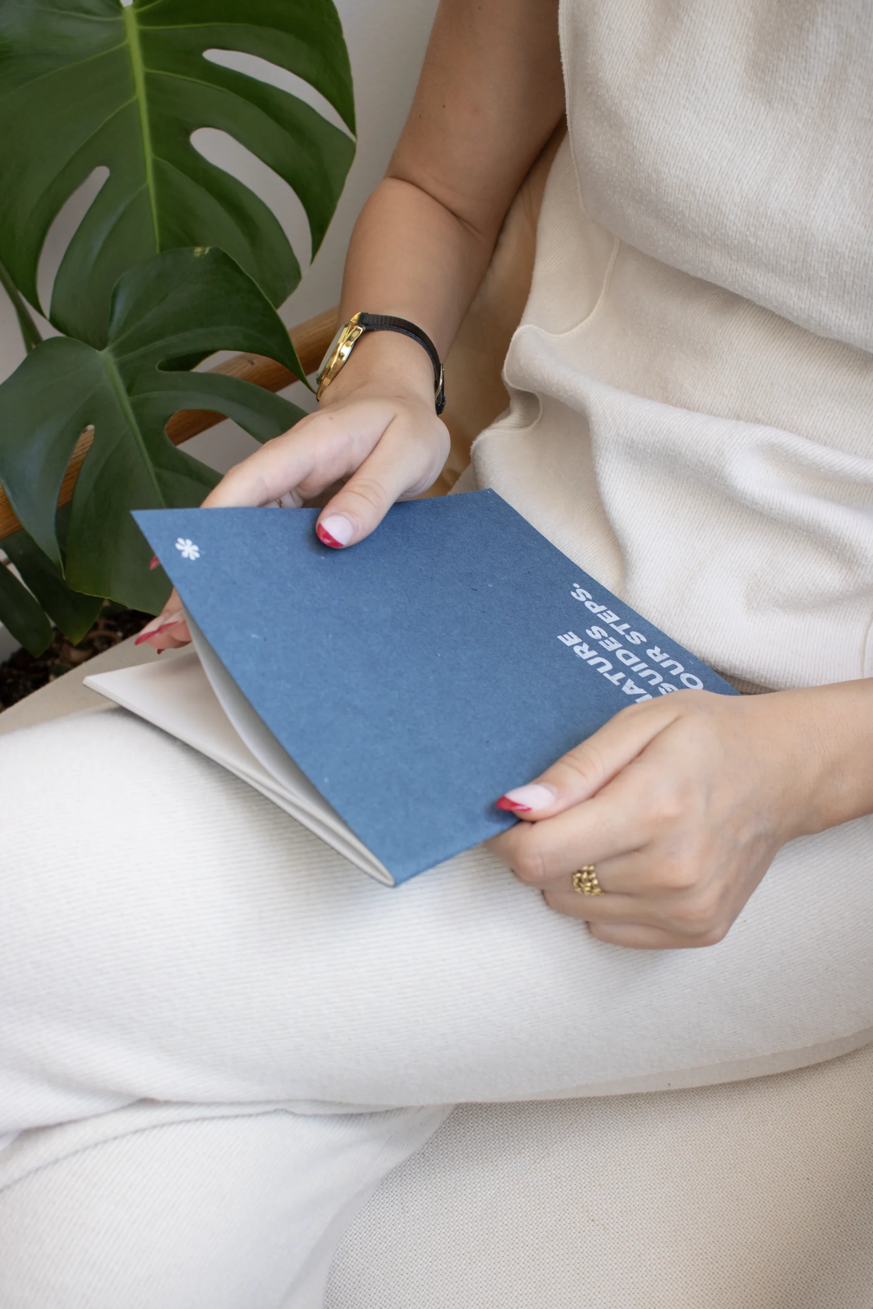 Cahier d'agrafes bleu personnalisé avec couverture fille modèle