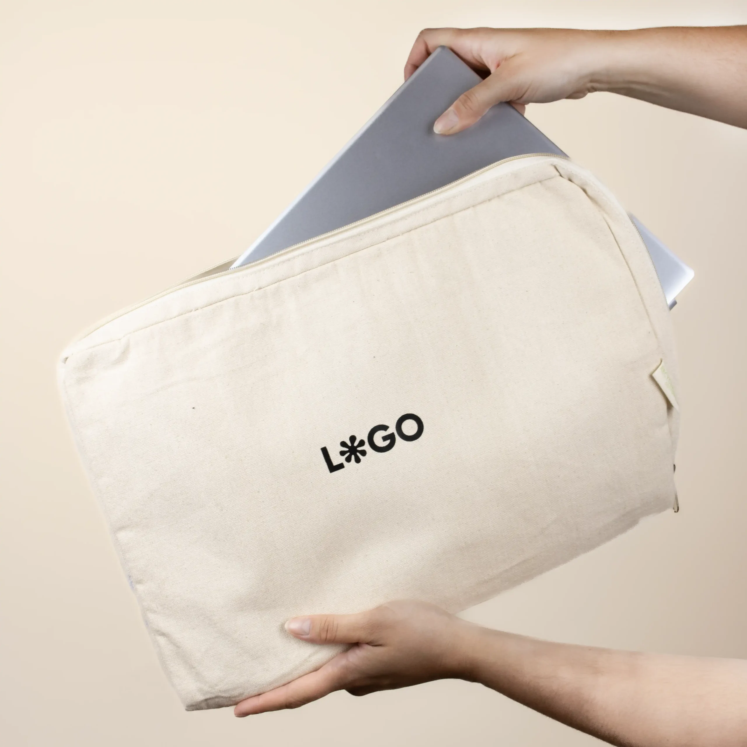 Funda portátil 15 pulgadas CATAFunda portátil 15 pulgadas CATA Mano Funda portátil 15 pulgadas personalizada logo negro modelo manos fondo beige