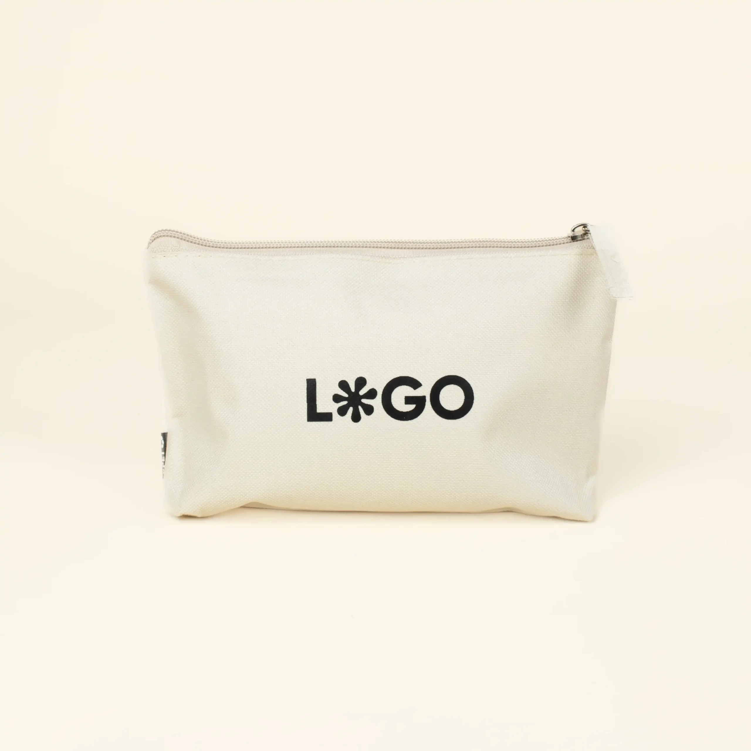 Neceser rpet CINTIA Natural Neceser ecológico rpet beige personalizado con logo negro fondo beige