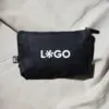 Neceser ecológico rpet negro personalizado con logo blanco