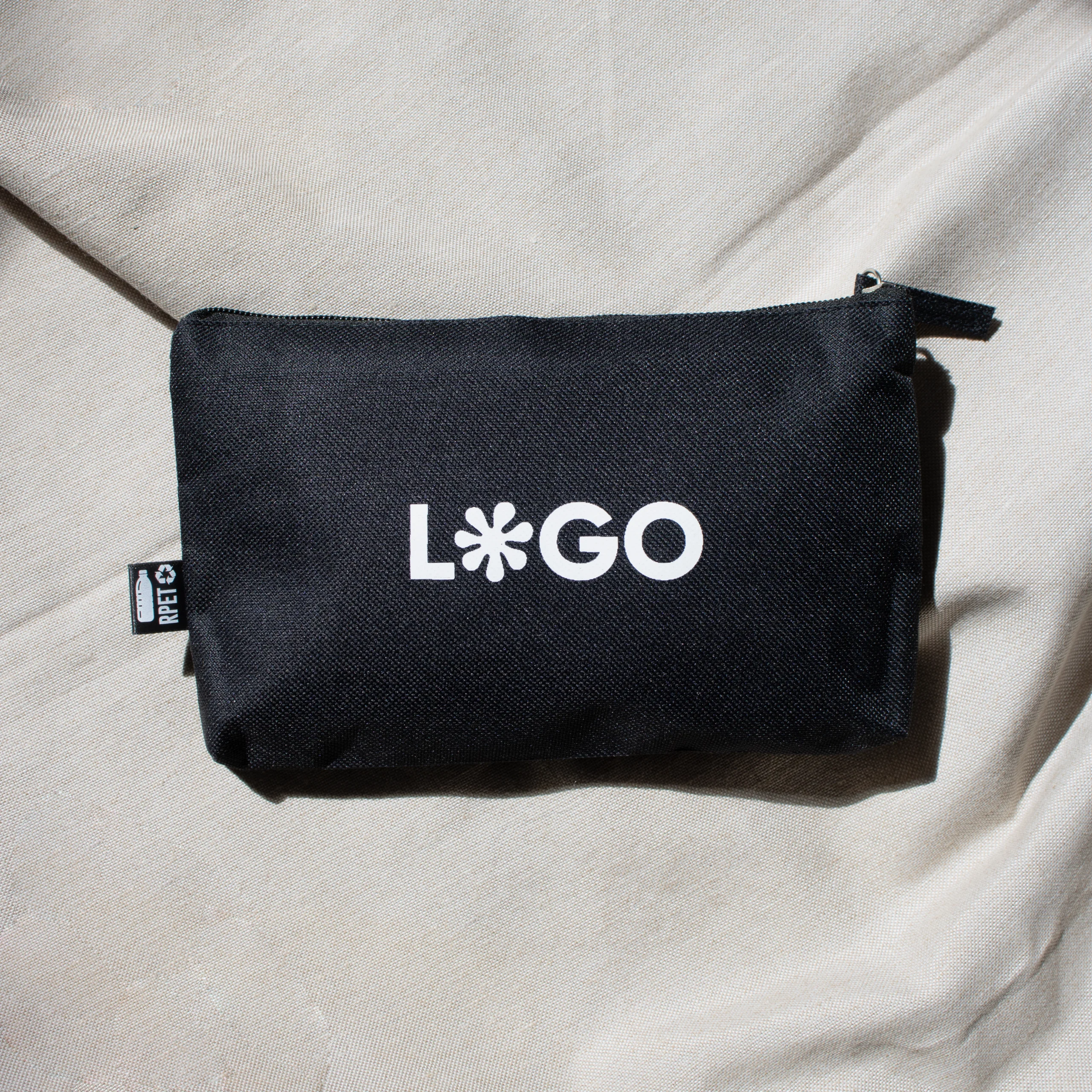 Neceser ecológico rpet negro personalizado con logo blanco