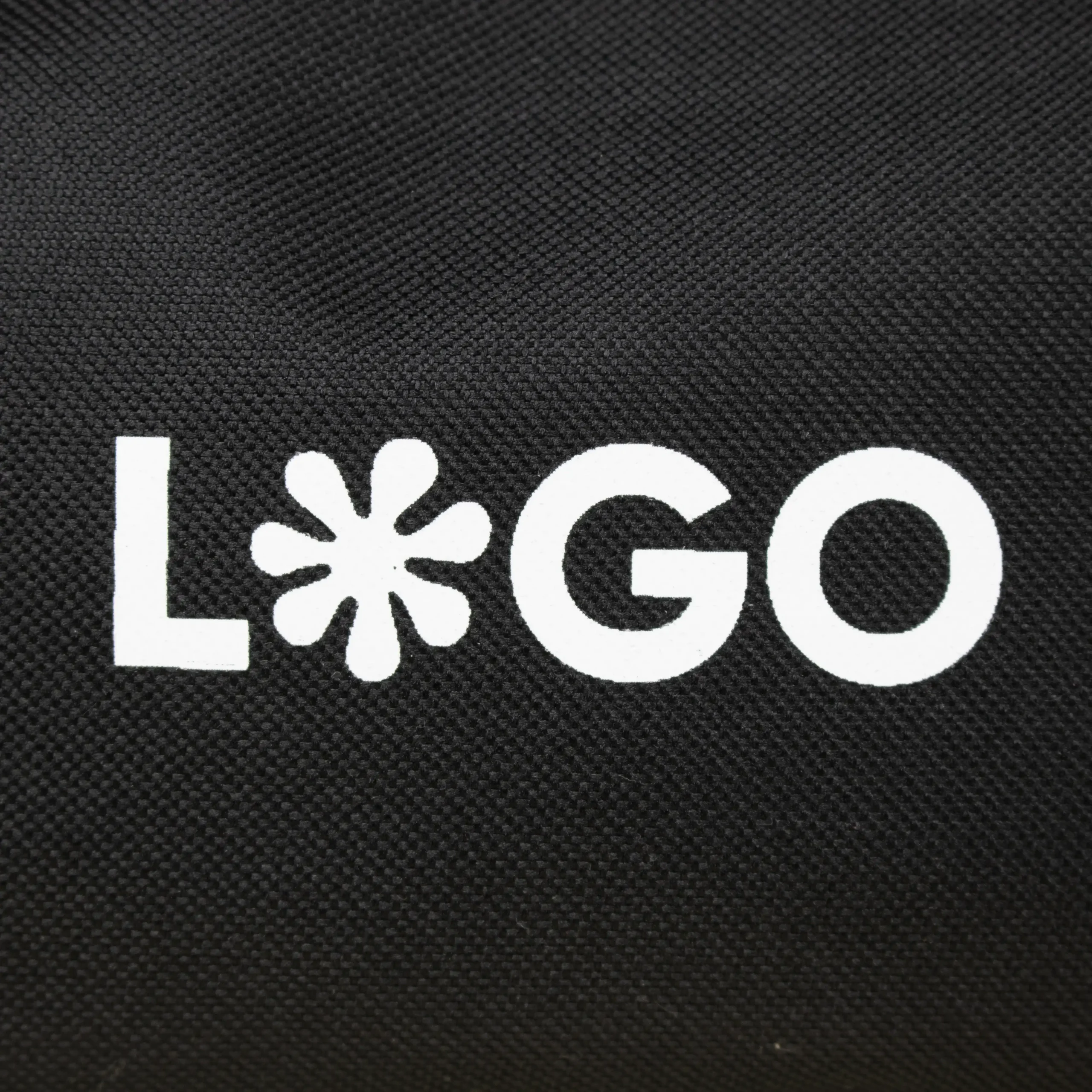 Neceser ecológico rpet negro personalizado con logo blanco