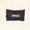Neceser ecológico rpet negro personalizado con logo blanco fondo beige