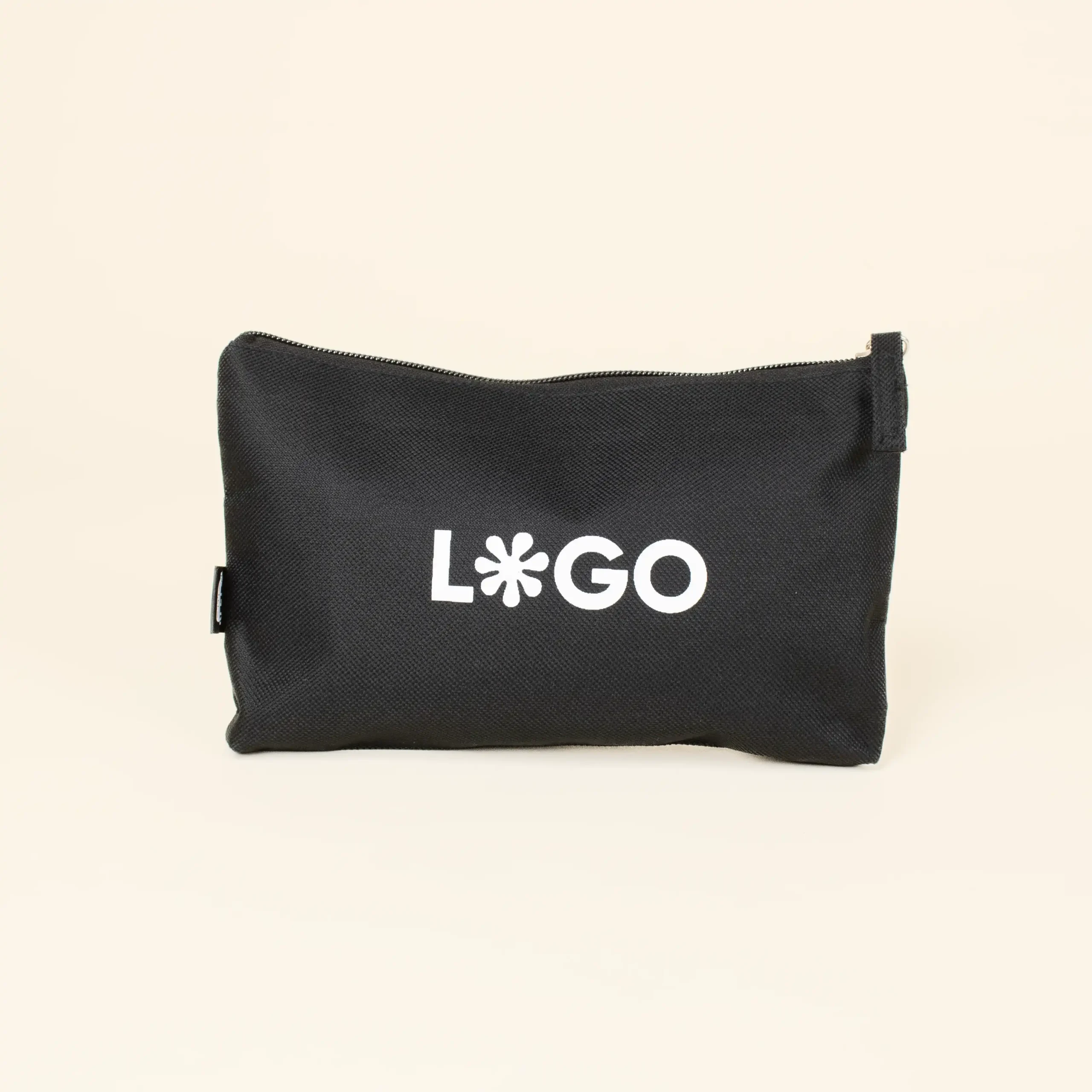 Neceser rpet CINTIA Negro Neceser ecológico rpet negro personalizado con logo blanco fondo beige